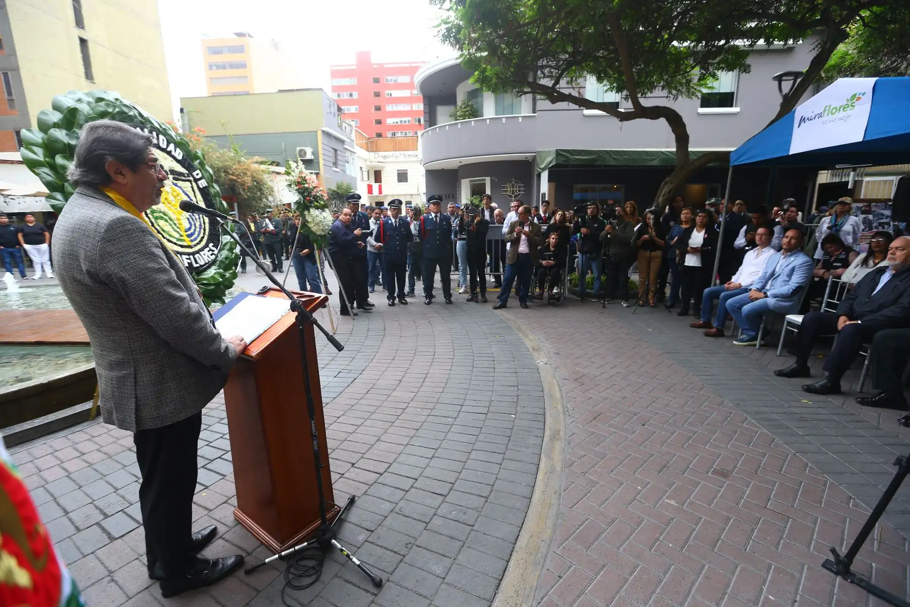 Municipalidad de Miraflores organiza  la ceremonia de conmemoración por los 31 años del atentado de Tarata. En este acto se rinde homenaje a las víctimas del atentado terrorista perpetrado en 1992 en la cuadra 2 de la calle Tarata, que dejó 25 víctimas mortales y más de 200 heridos. La ceremonia cuenta con la participación del alcalde de Miraflores, Carlos Canales Anchorena. 
Foto: ANDINA/Eddy Ramos