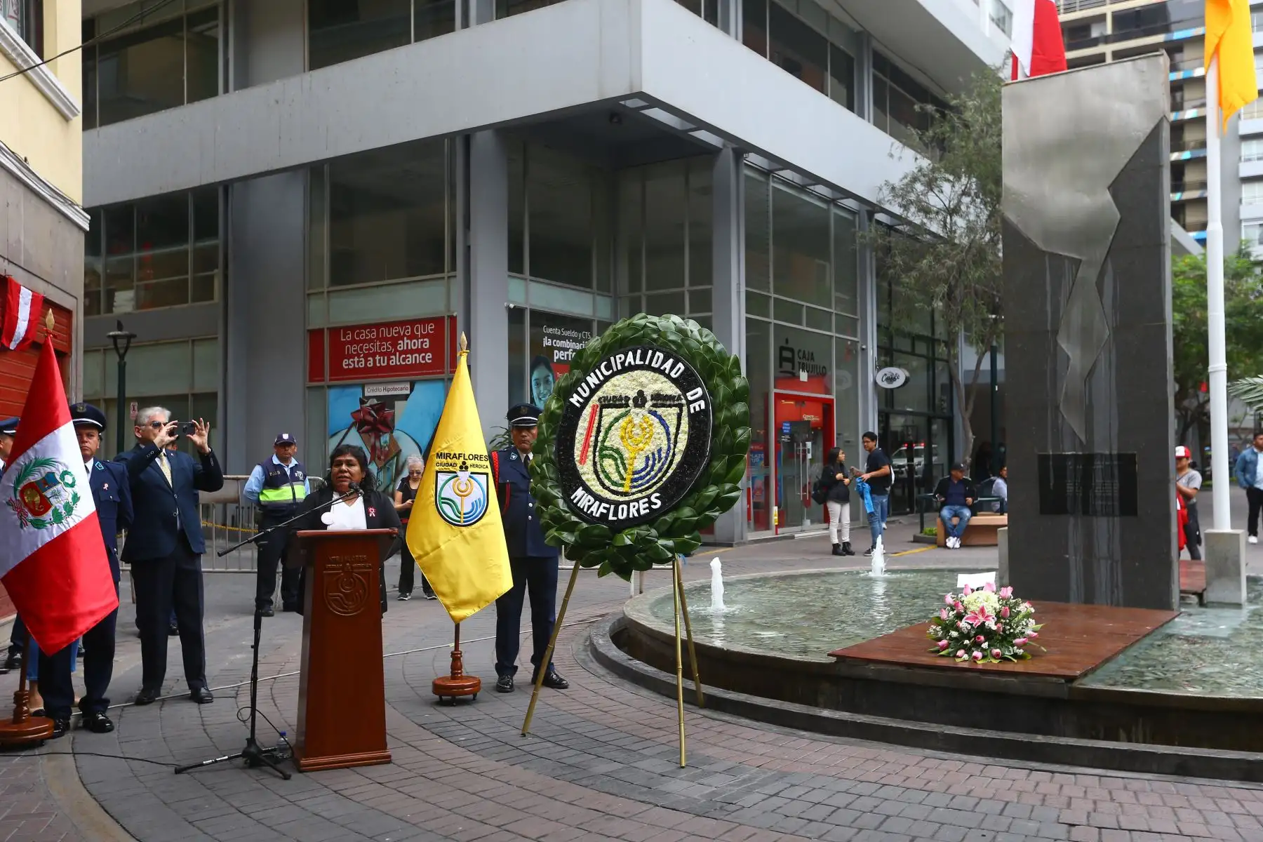 Municipalidad de Miraflores organiza  la ceremonia de conmemoración por los 31 años del atentado de Tarata. En este acto se rinde homenaje a las víctimas del atentado terrorista perpetrado en 1992 en la cuadra 2 de la calle Tarata, que dejó 25 víctimas mortales y más de 200 heridos. 
Foto: ANDINA/Eddy Ramos