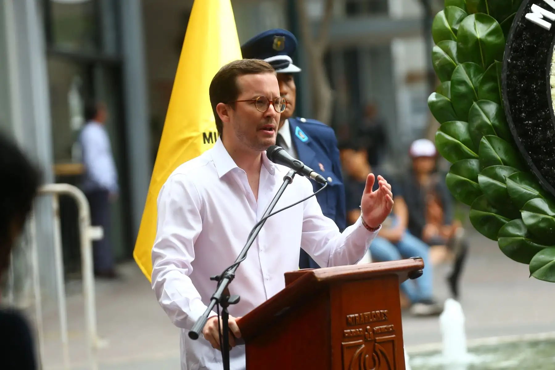 Municipalidad de Miraflores organiza  la ceremonia de conmemoración por los 31 años del atentado de Tarata. En este acto se rinde homenaje a las víctimas del atentado terrorista perpetrado en 1992 en la cuadra 2 de la calle Tarata, que dejó 25 víctimas mortales y más de 200 heridos. La ceremonia cuenta con la participación del congresista Alejandro Cavero.
Foto: ANDINA/Eddy Ramos