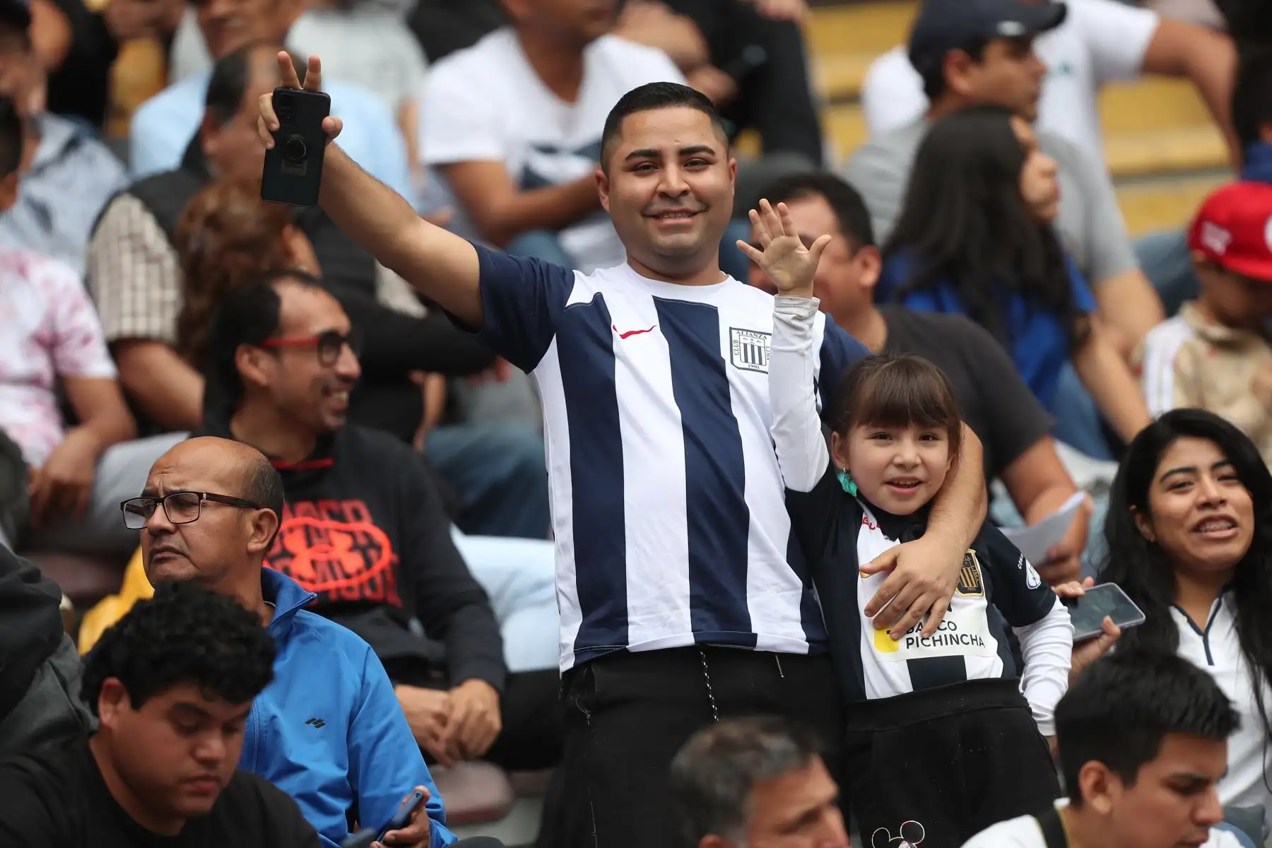 Hinchas de Sport Boys y de  Alianza Lima llegan al estadio Nacional para alentar a sus equipos em partido por la fecha 4 del Torneo Clausura 2023. Foto: ANDINA/Ricardo Cuba