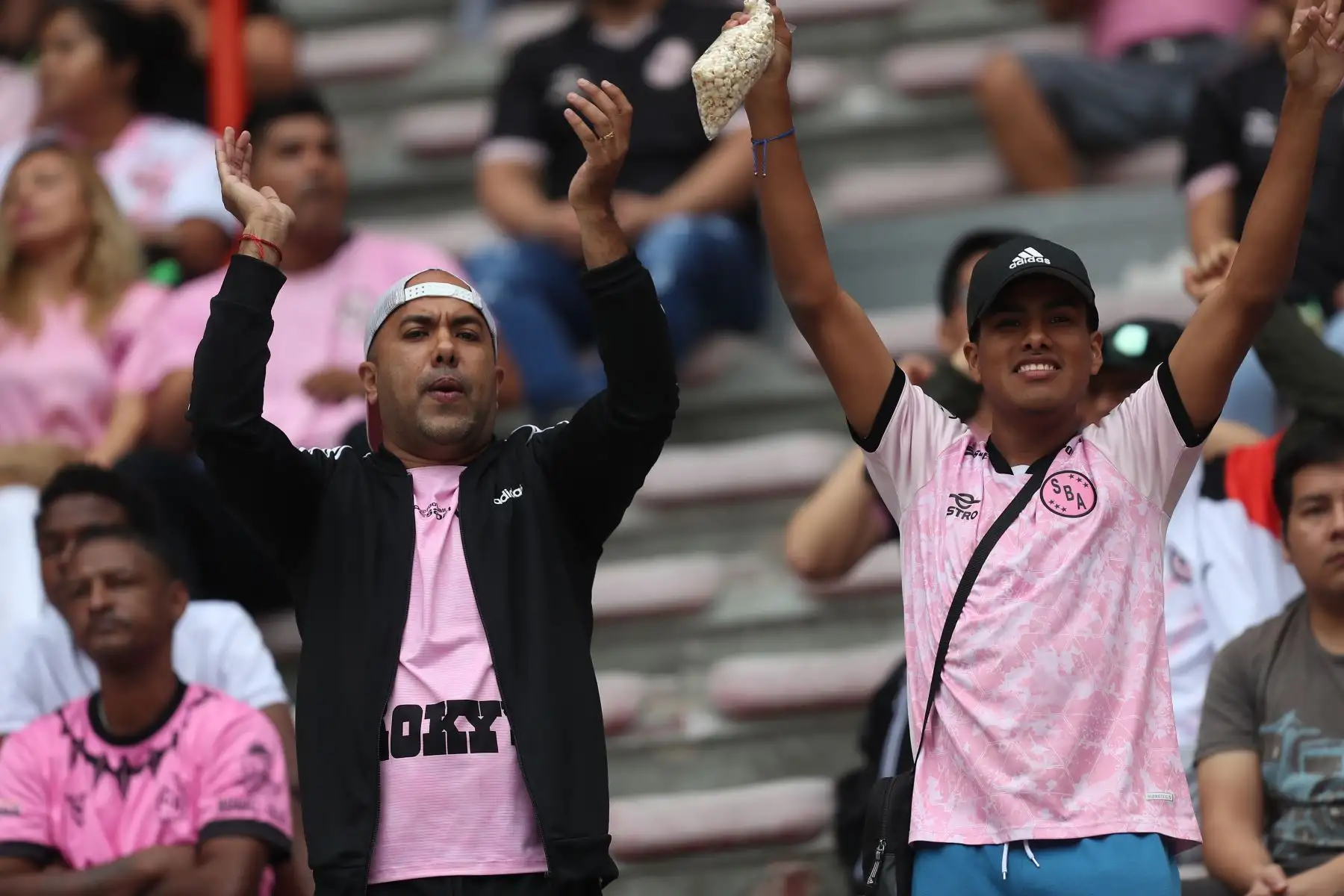 Hinchas de Sport Boys y de  Alianza Lima llegan al estadio Nacional para alentar a sus equipos em partido por la fecha 4 del Torneo Clausura 2023. Foto: ANDINA/Ricardo Cuba