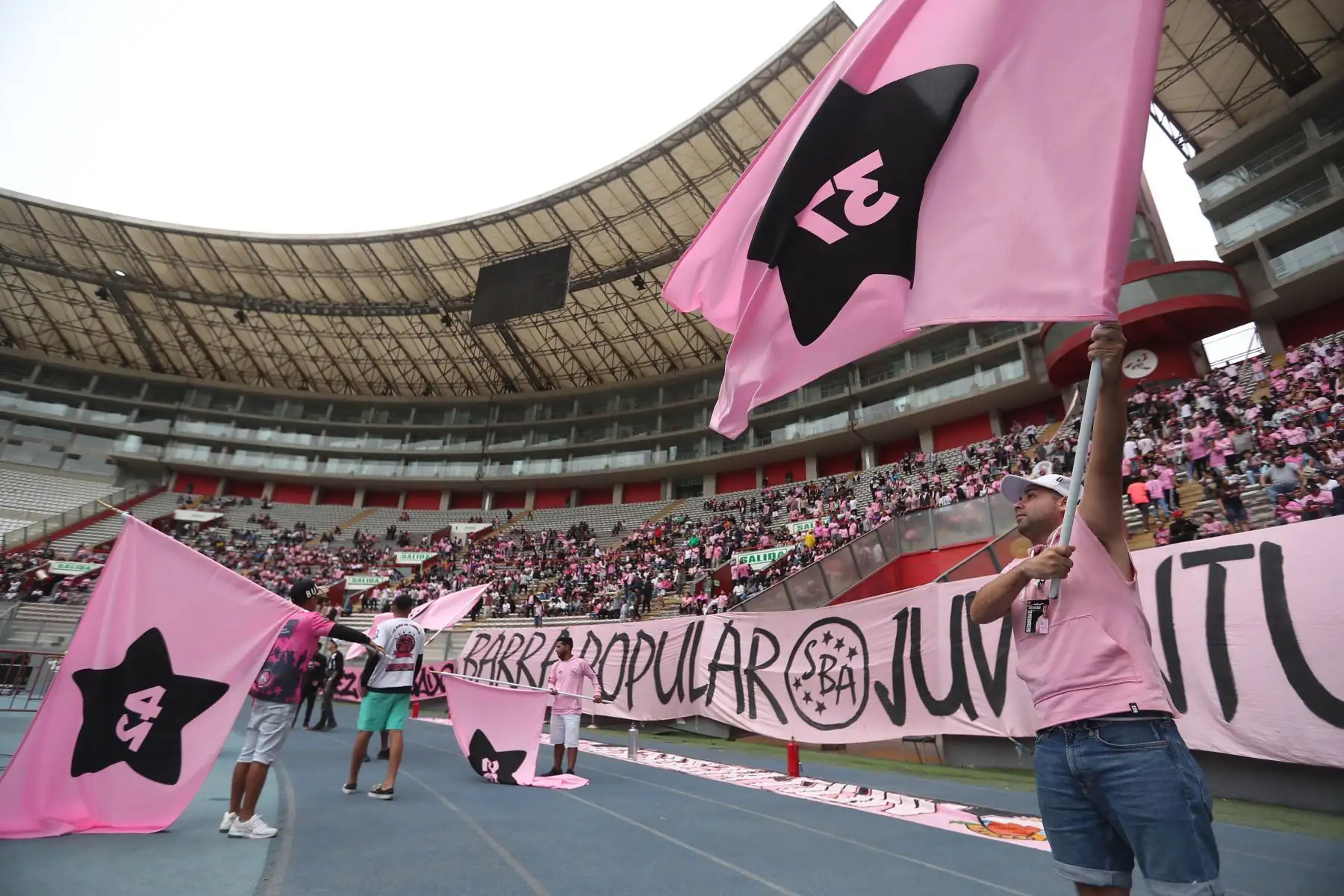 Hinchas de Sport Boys y de  Alianza Lima llegan al estadio Nacional para alentar a sus equipos em partido por la fecha 4 del Torneo Clausura 2023. Foto: ANDINA/Ricardo Cuba