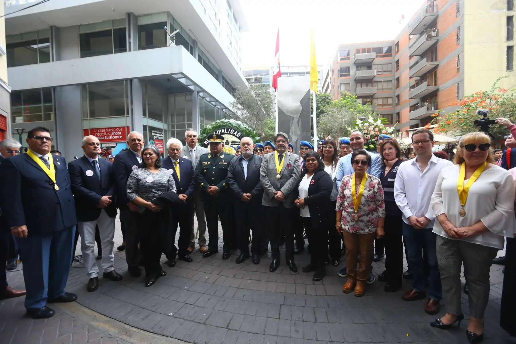 Municipalidad de Miraflores organiza  la ceremonia de conmemoración por los 31 años del atentado de Tarata. En este acto se rinde homenaje a las víctimas del atentado terrorista perpetrado en 1992 en la cuadra 2 de la calle Tarata, que dejó 25 víctimas mortales y más de 200 heridos. 
Foto: ANDINA/Eddy Ramos