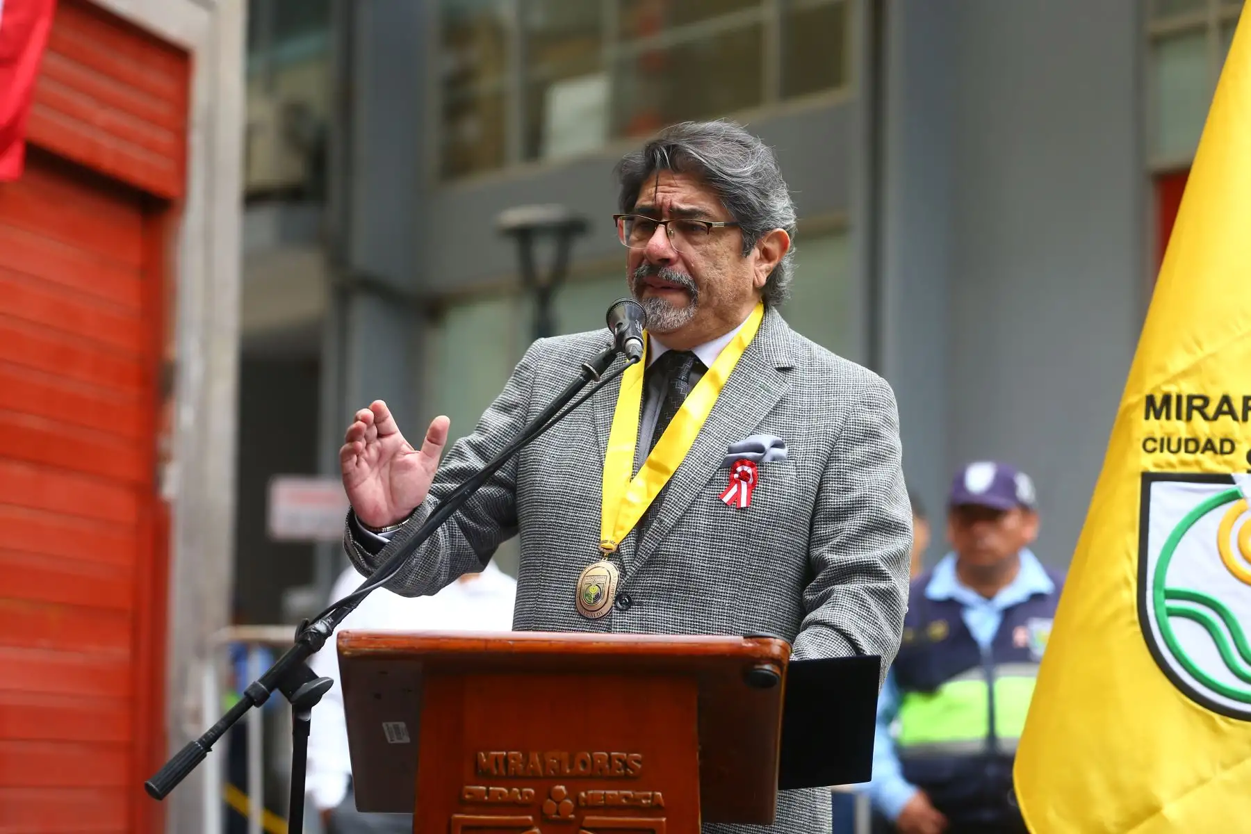 Municipalidad de Miraflores organiza  la ceremonia de conmemoración por los 31 años del atentado de Tarata. En este acto se rinde homenaje a las víctimas del atentado terrorista perpetrado en 1992 en la cuadra 2 de la calle Tarata, que dejó 25 víctimas mortales y más de 200 heridos. La ceremonia cuenta con la participación del alcalde de Miraflores, Carlos Canales Anchorena. 
Foto: ANDINA/Eddy Ramos