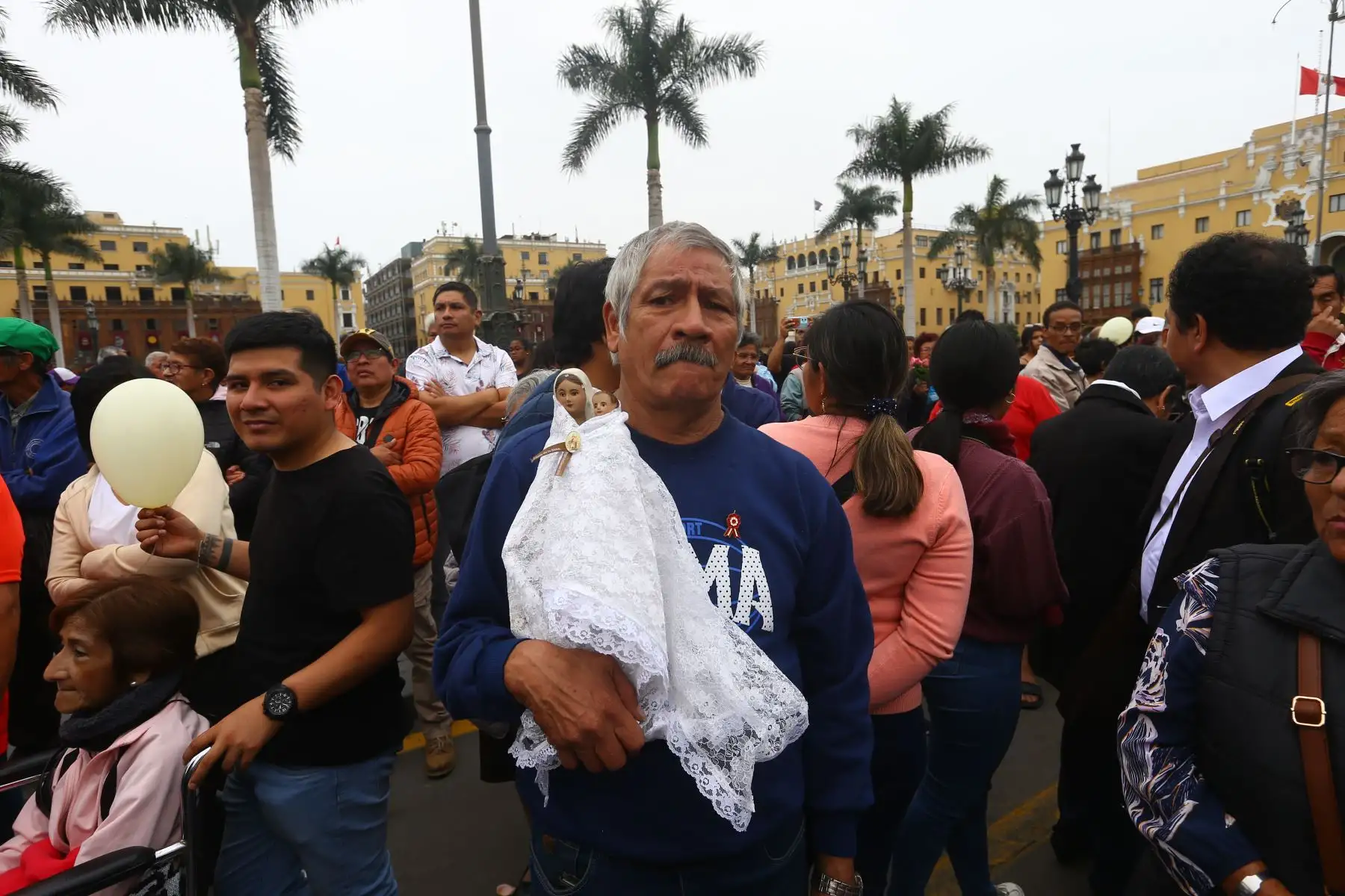 Virgen del Carmen recorre calles de los cercado de Lima en tradicional procesión. Fieles le rinden homenaje en medio de cánticos, flores y plegarias.
Foto: ANDINA / Eddy Ramos