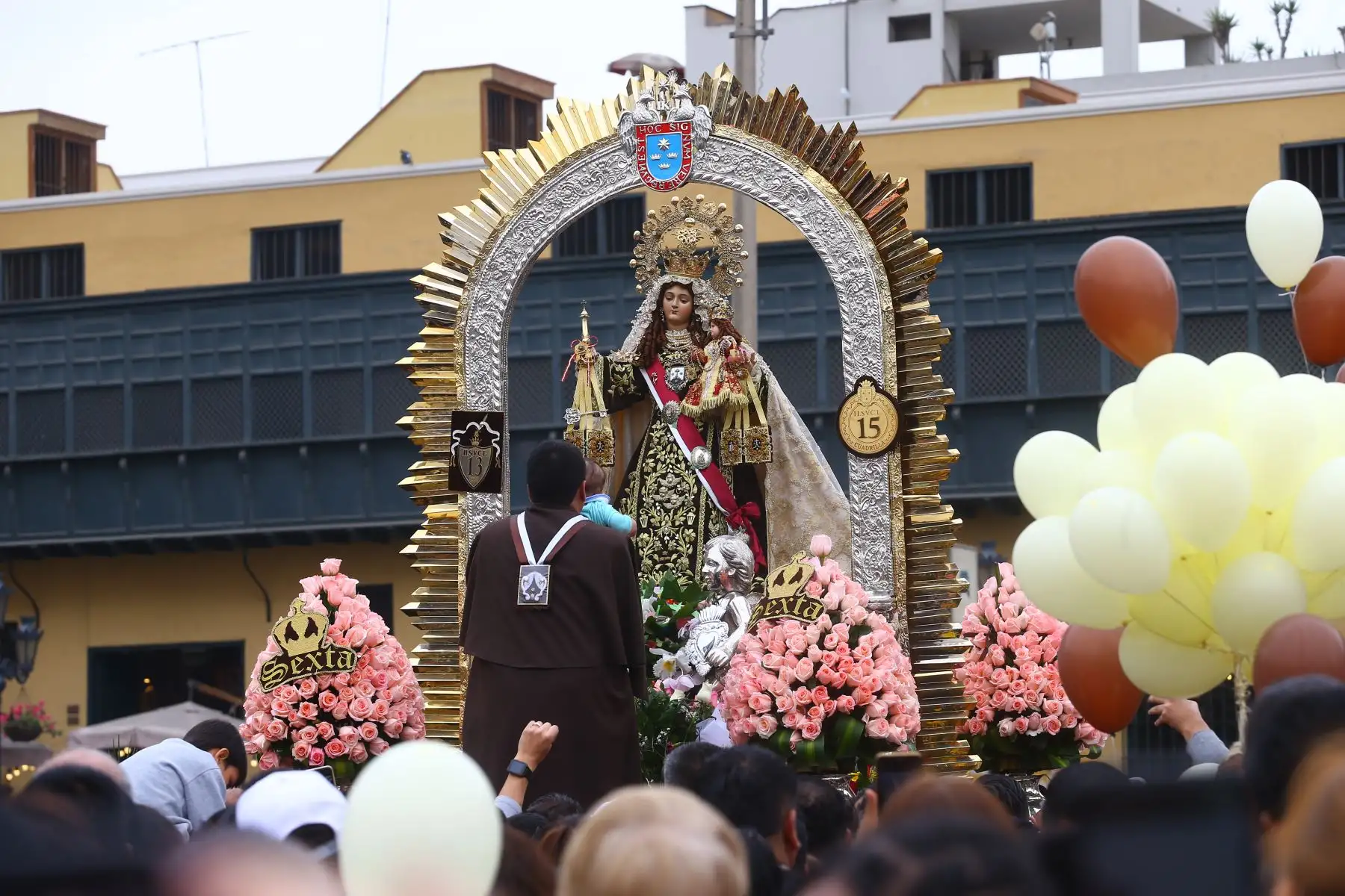 Virgen del Carmen recorre calles de los cercado de Lima en tradicional procesión. Fieles le rinden homenaje en medio de cánticos, flores y plegarias.
Foto: ANDINA / Eddy Ramos