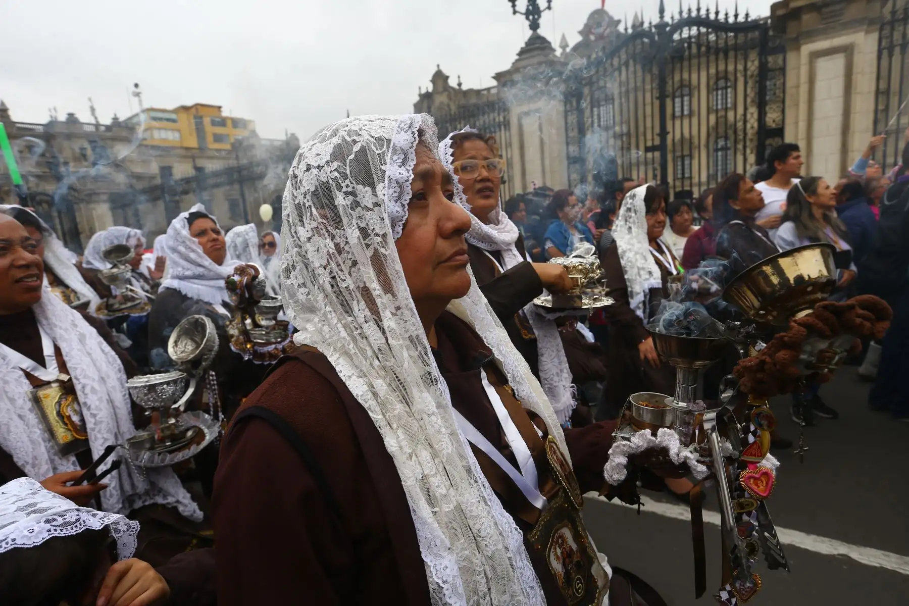 Virgen del Carmen recorre calles de los cercado de Lima en tradicional procesión. Fieles le rinden homenaje en medio de cánticos, flores y plegarias.
Foto: ANDINA / Eddy Ramos
