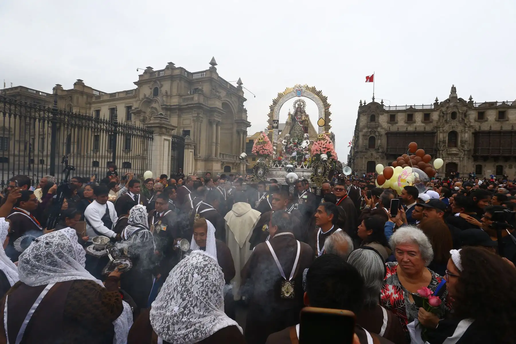 Virgen del Carmen recorre calles de los cercado de Lima en tradicional procesión. Fieles le rinden homenaje en medio de cánticos, flores y plegarias.
Foto: ANDINA / Eddy Ramos