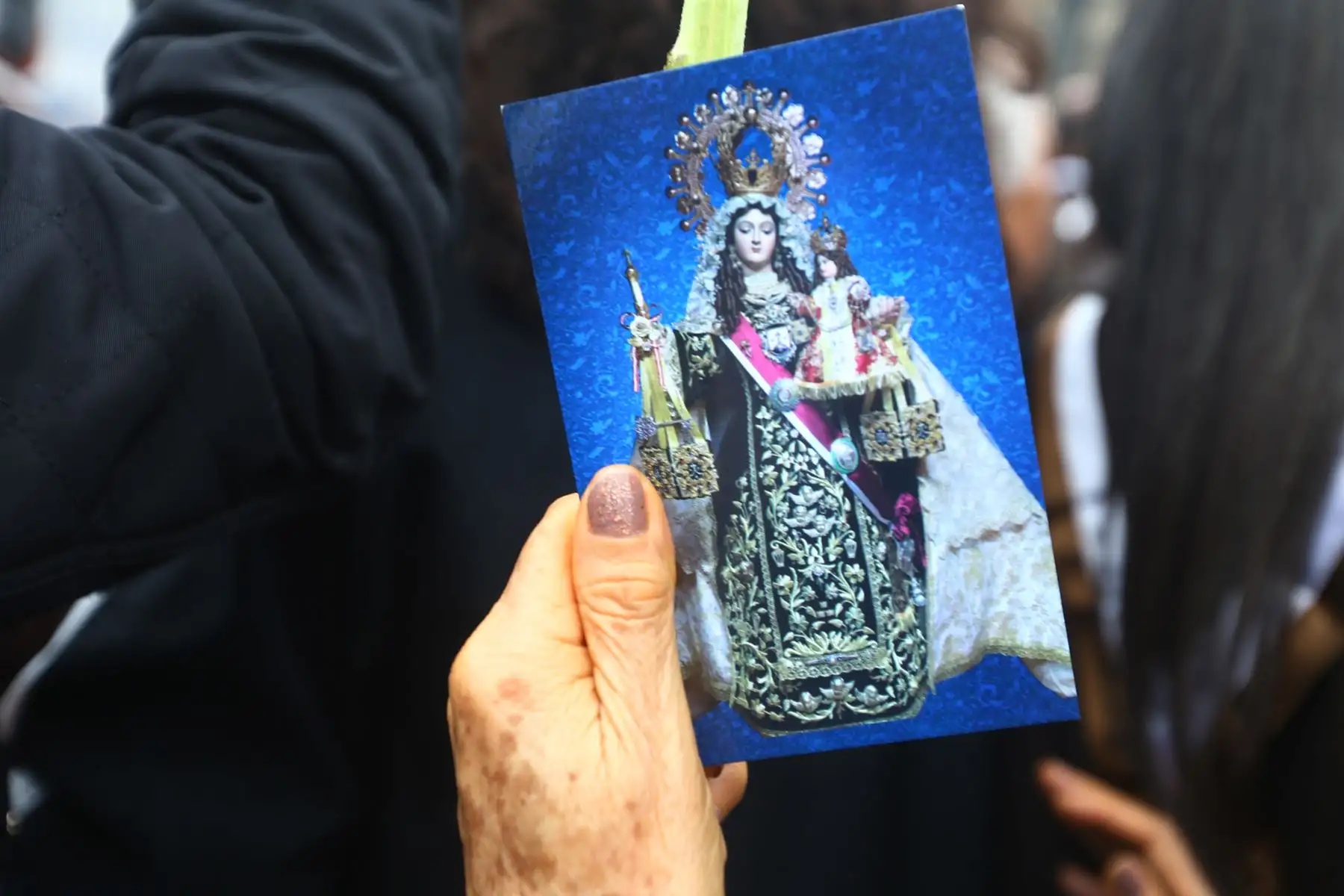 Virgen del Carmen recorre calles de los cercado de Lima en tradicional procesión. Fieles le rinden homenaje en medio de cánticos, flores y plegarias.
Foto: ANDINA / Eddy Ramos