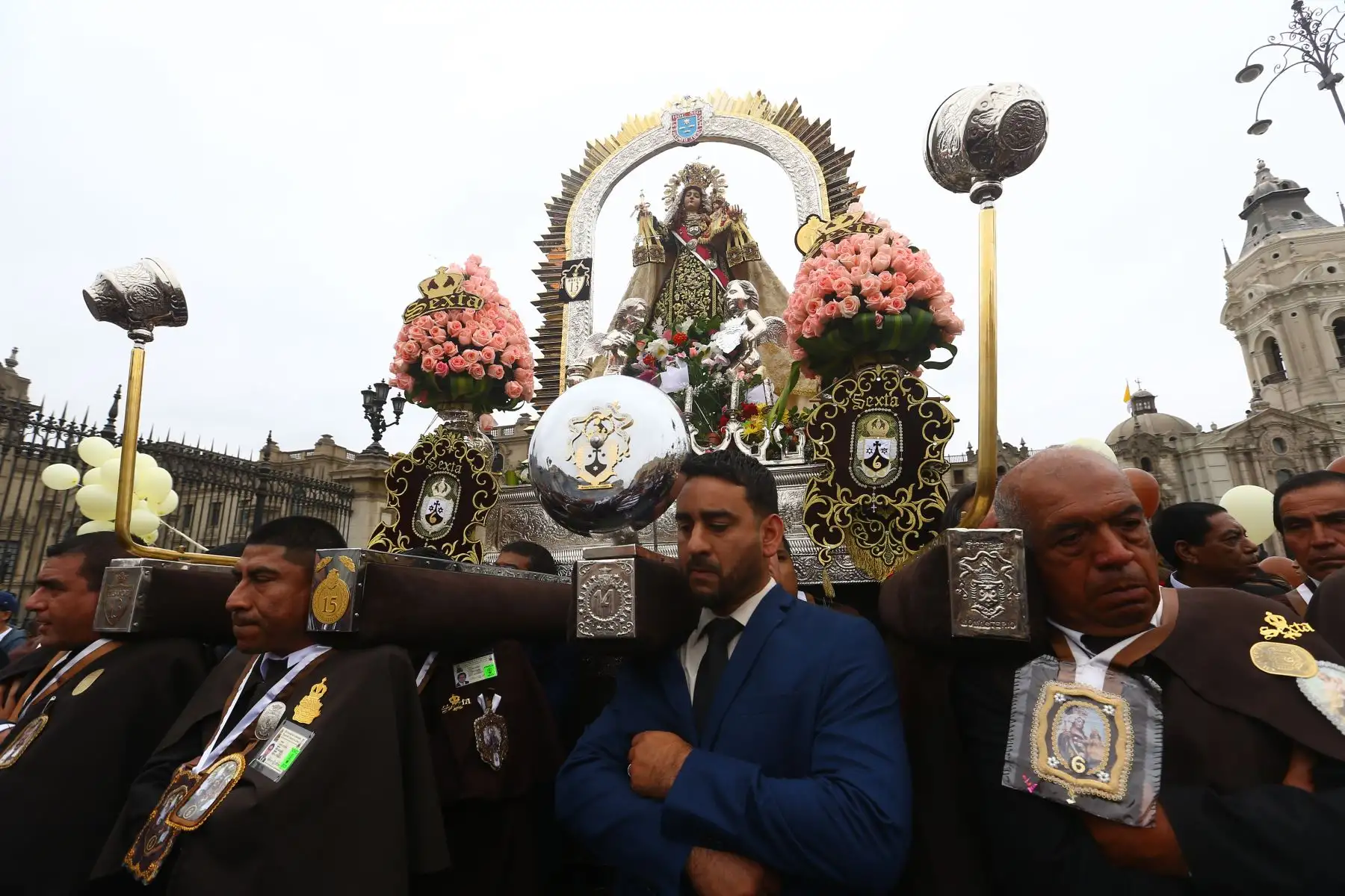 Virgen del Carmen recorre calles de los cercado de Lima en tradicional procesión. Fieles le rinden homenaje en medio de cánticos, flores y plegarias.
Foto: ANDINA / Eddy Ramos