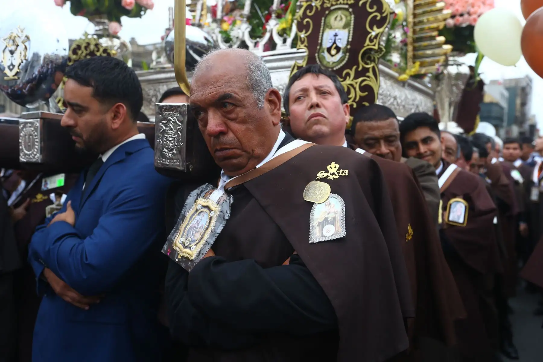 Virgen del Carmen recorre calles de los cercado de Lima en tradicional procesión. Fieles le rinden homenaje en medio de cánticos, flores y plegarias.
Foto: ANDINA / Eddy Ramos