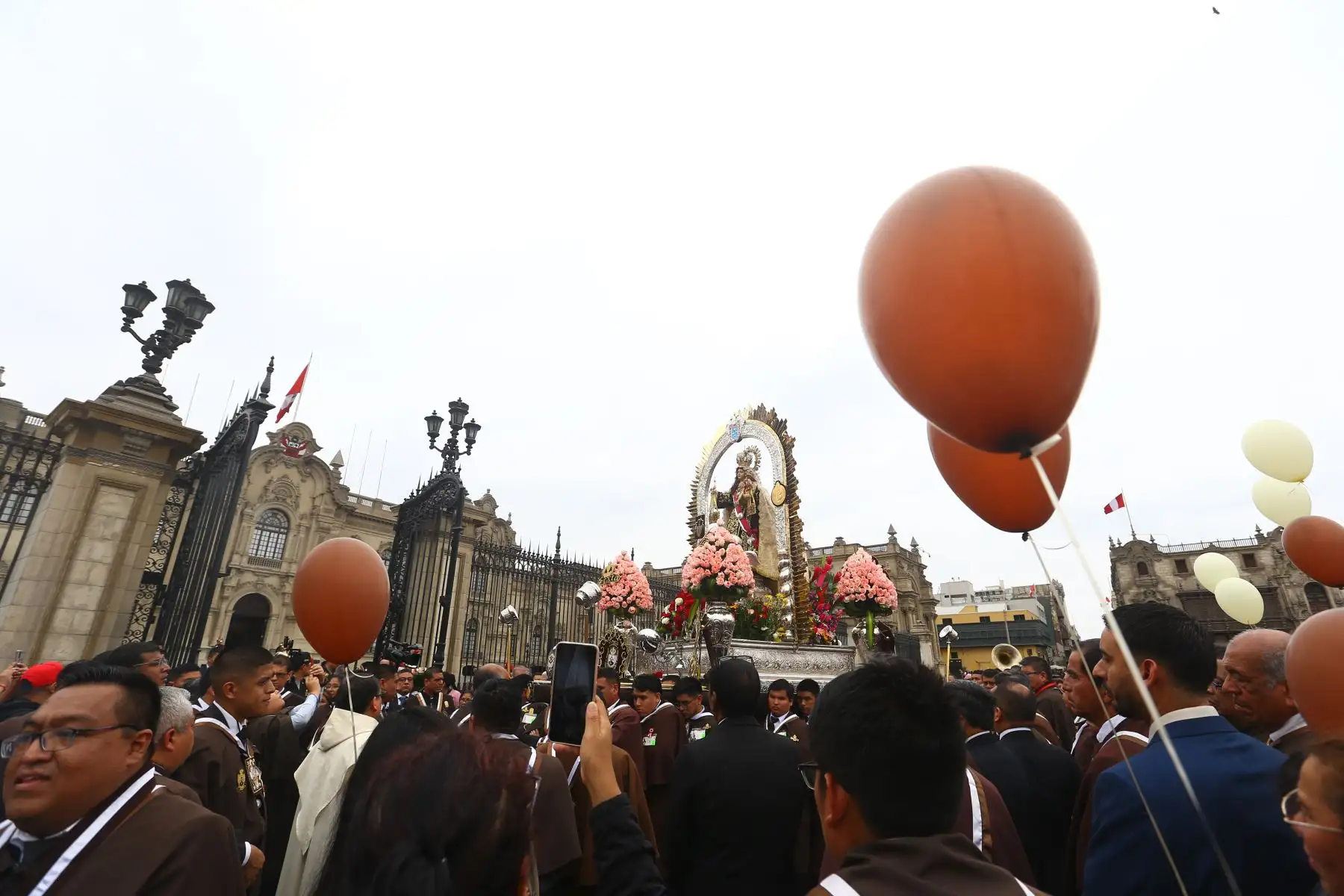 Virgen del Carmen recorre calles de los cercado de Lima en tradicional procesión. Fieles le rinden homenaje en medio de cánticos, flores y plegarias.
Foto: ANDINA / Eddy Ramos