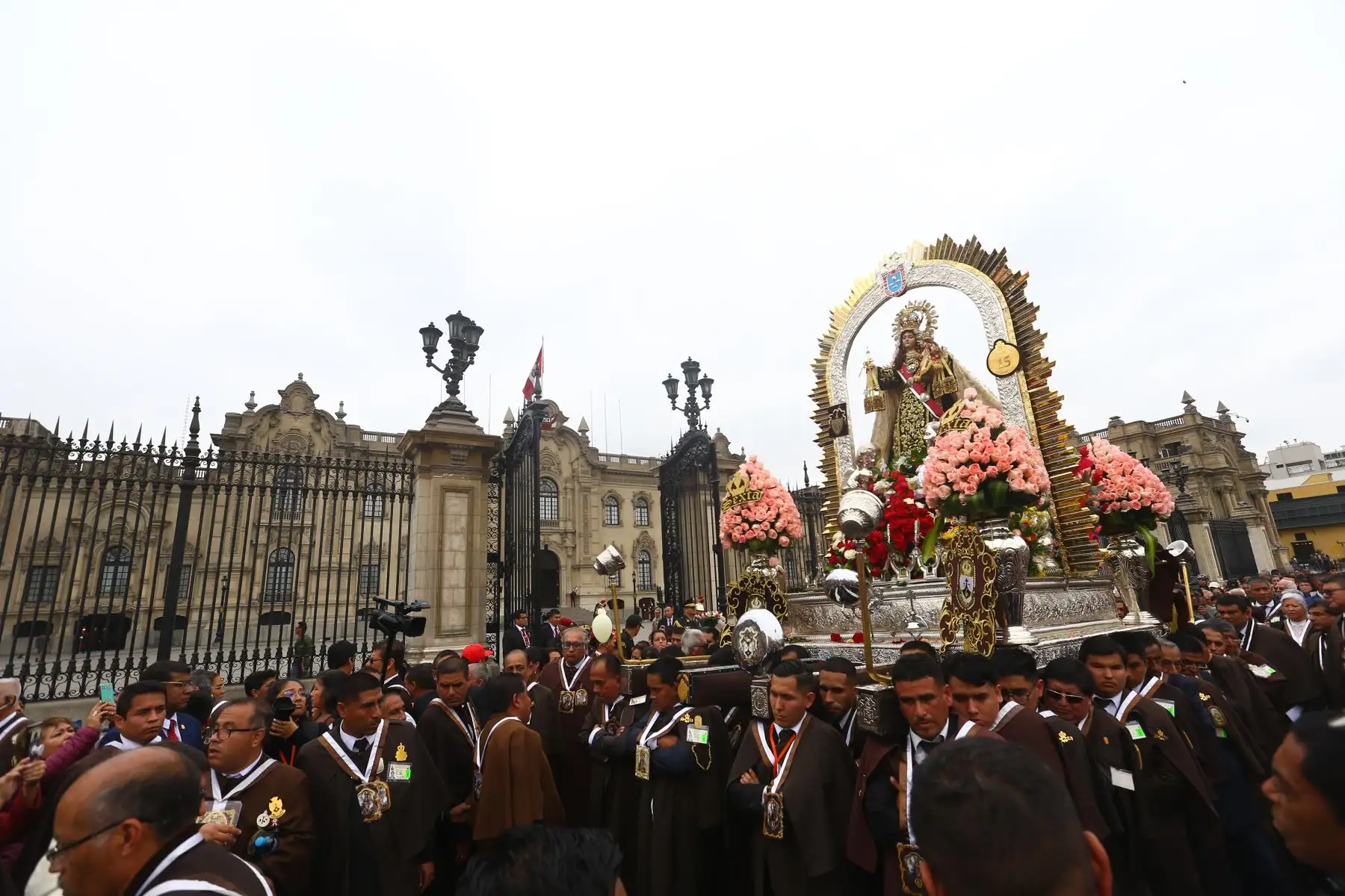 Virgen del Carmen recorre calles de los cercado de Lima en tradicional procesión. Fieles le rinden homenaje en medio de cánticos, flores y plegarias.
Foto: ANDINA / Eddy Ramos