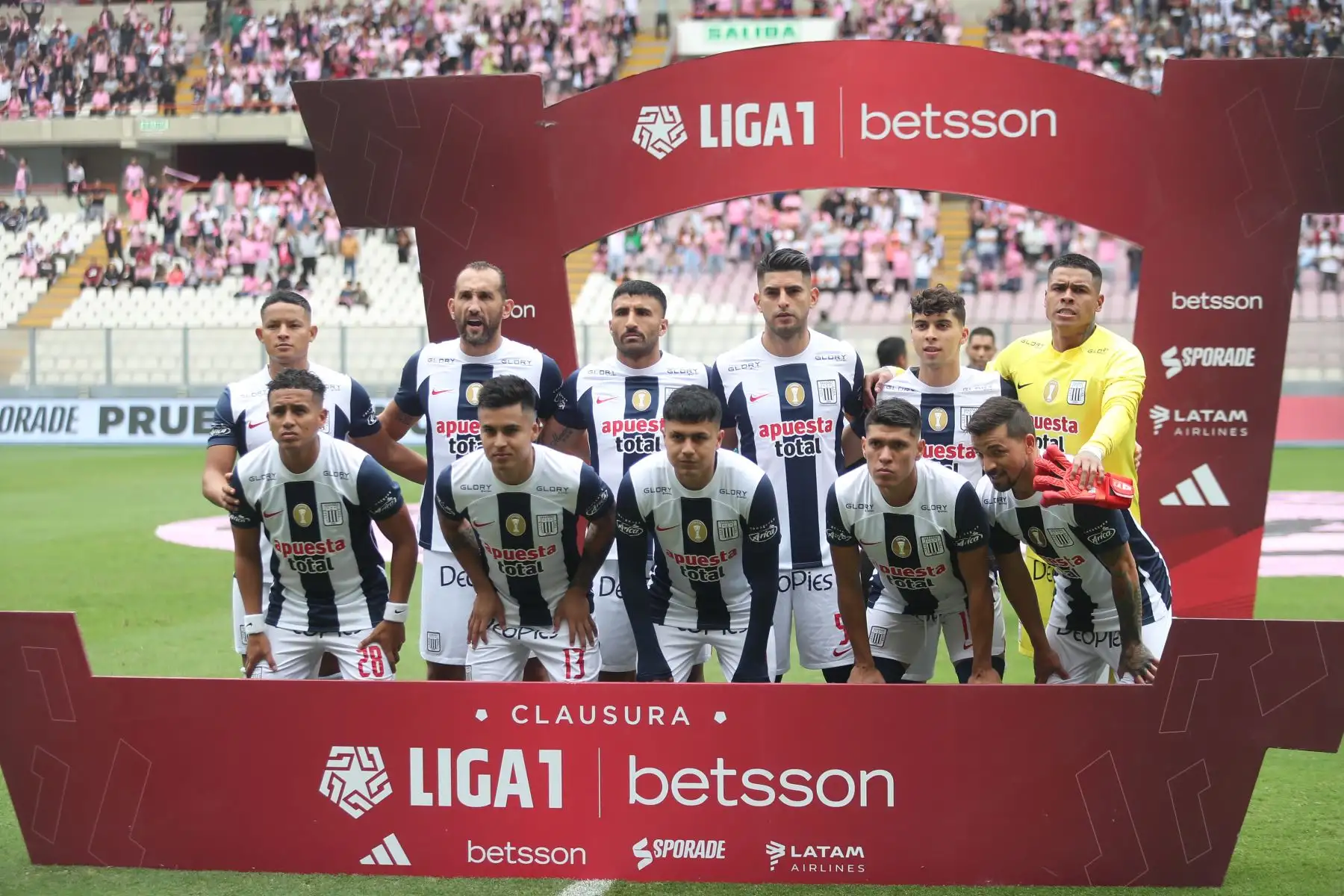 Plantel del club Alianza Lima que se enfrenta al Sport Boys por la fecha 4 del Torneo Clausura 2023 en el estadio Nacional.
Foto: ANDINA/ Ricardo Cuba