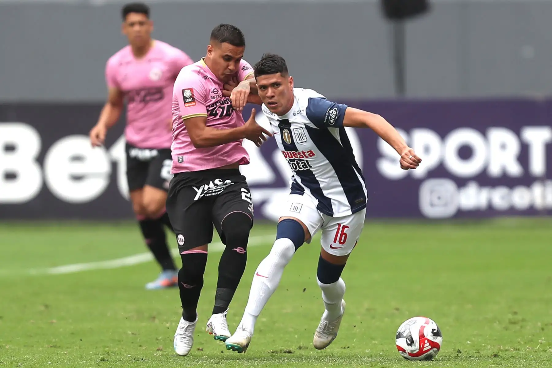 Jesús Barco,  futbolista del Sport Boys se enfrenta a Jesús Castillo del club Alianza Lima por la fecha 4 del Torneo Clausura 2023 en el estadio Nacional.
Foto: ANDINA/ Ricardo Cuba