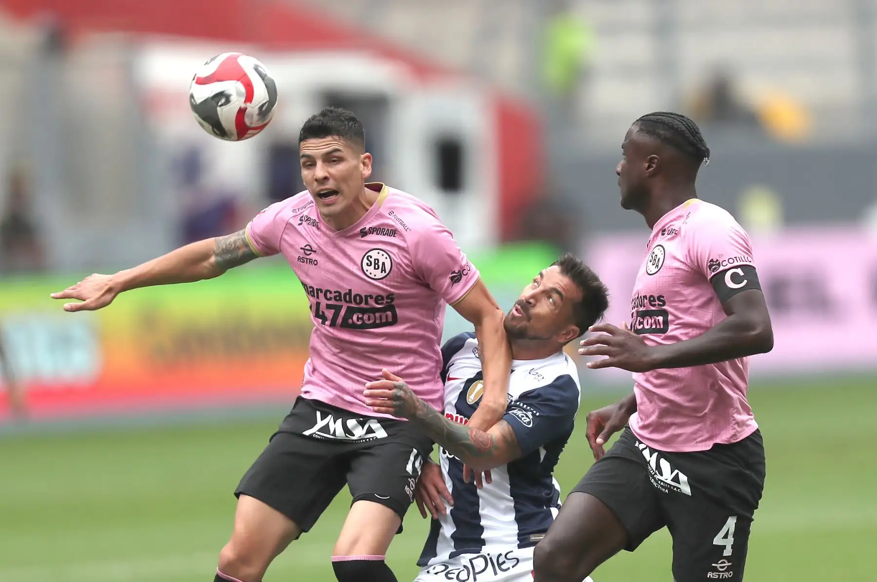 Oliver Benítez  defensa del Sport Boys enfrenta Gabriel Costa del club Alianza Lima por la fecha 4 del Torneo Clausura 2023 en el estadio Nacional.
Foto: ANDINA/ Ricardo Cuba