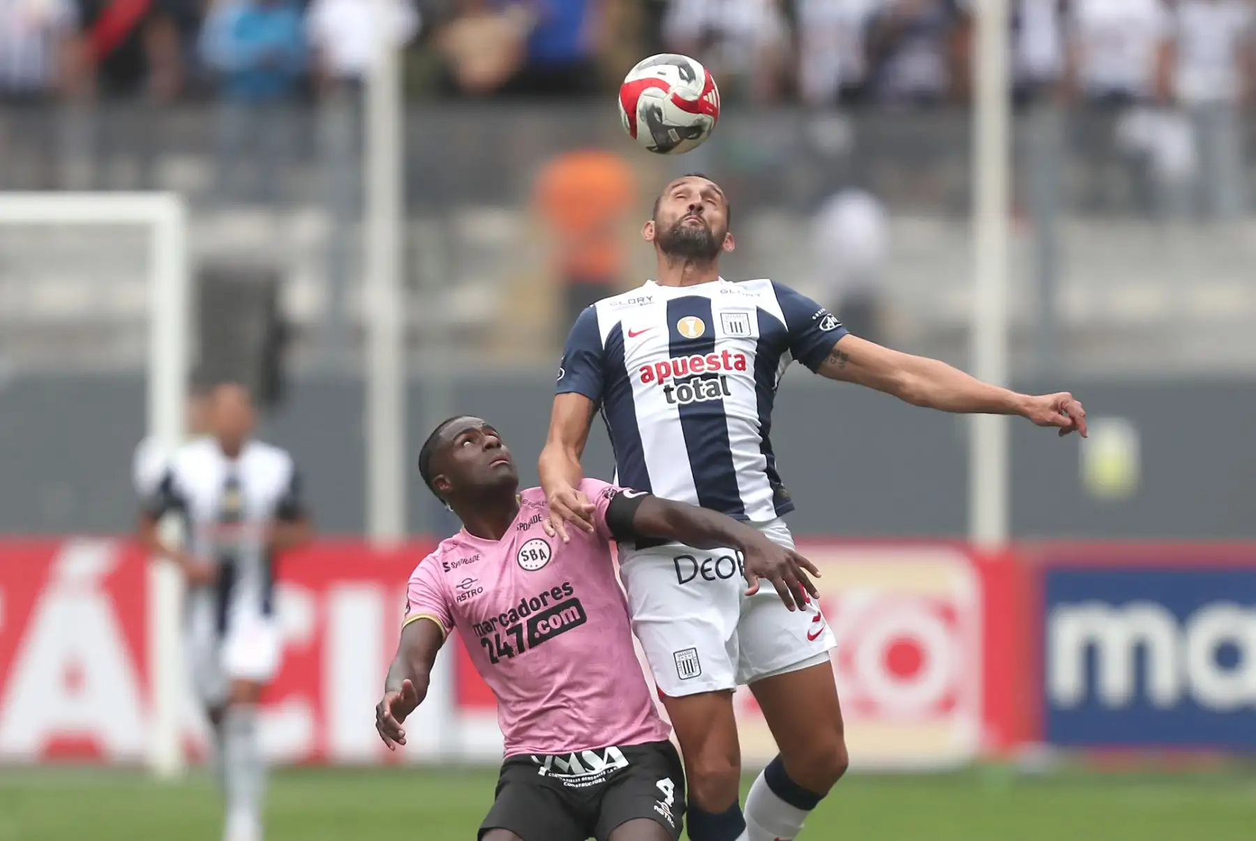 Christian Ramos, defensa del Sport Boys se enfrenta Hernán Barcos delantero del club Alianza Lima por la fecha 4 del Torneo Clausura 2023 en el estadio Nacional.
Foto: ANDINA/ Ricardo Cuba