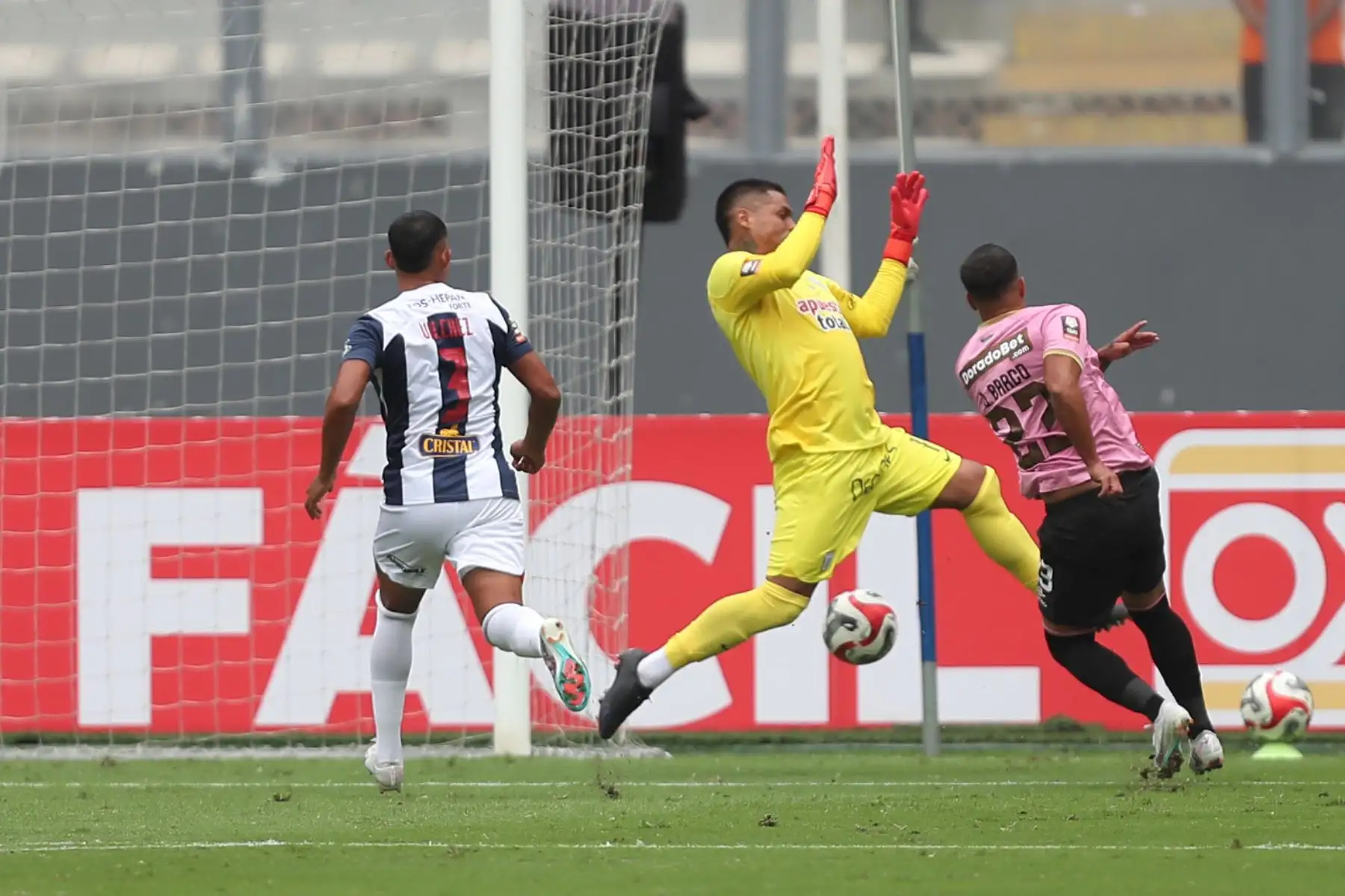 Jesús Barco futbolista del Sport Boys marca el gol de la victoria contra Alianza Lima por la fecha 4 del Torneo Clausura 2023 en el estadio Nacional.
Foto: ANDINA/ Ricardo Cuba