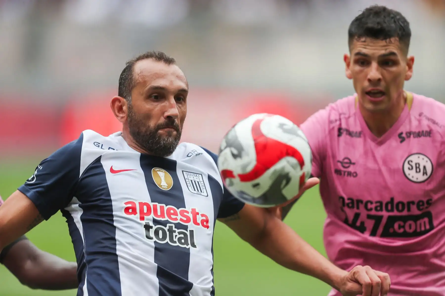 Hernán Barcos delantero de Alianza Lima lucha por el balón contra futbolista del Sport Boys por la fecha 4 del Torneo Clausura 2023 en el estadio Nacional.
Foto: ANDINA/ Ricardo Cuba