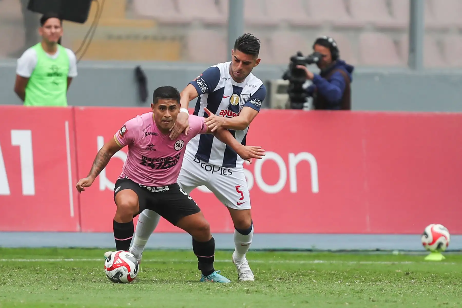 Carlos Zambrano de Alianza Lima enfrenta a futbolista del Sport Boys por la fecha 4 del Torneo Clausura 2023 en el estadio Nacional.
Foto: ANDINA/ Ricardo Cuba