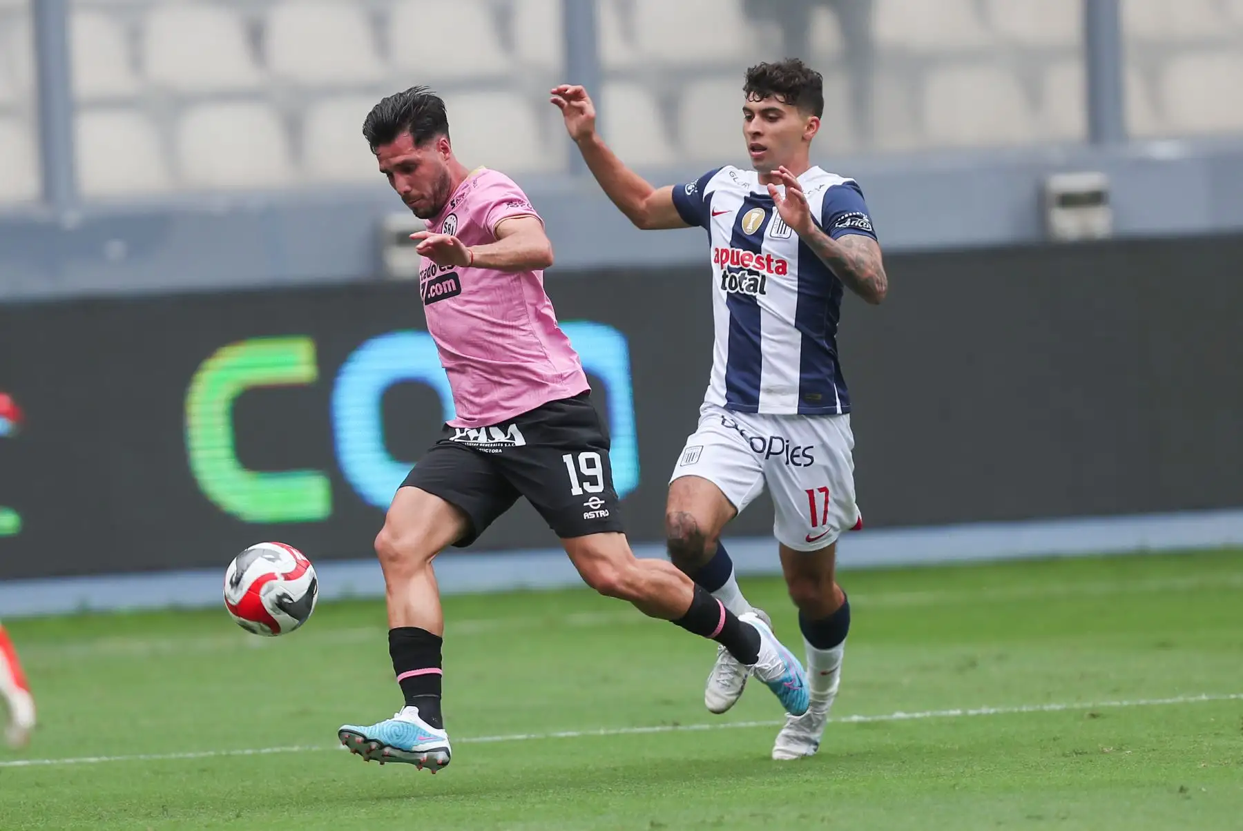 Federico Milo del Sport Boys se enfrenta a Franco Zanelatto del club Alianza Lima por la fecha 4 del Torneo Clausura 2023 en el estadio Nacional.
Foto: ANDINA/ Ricardo Cuba