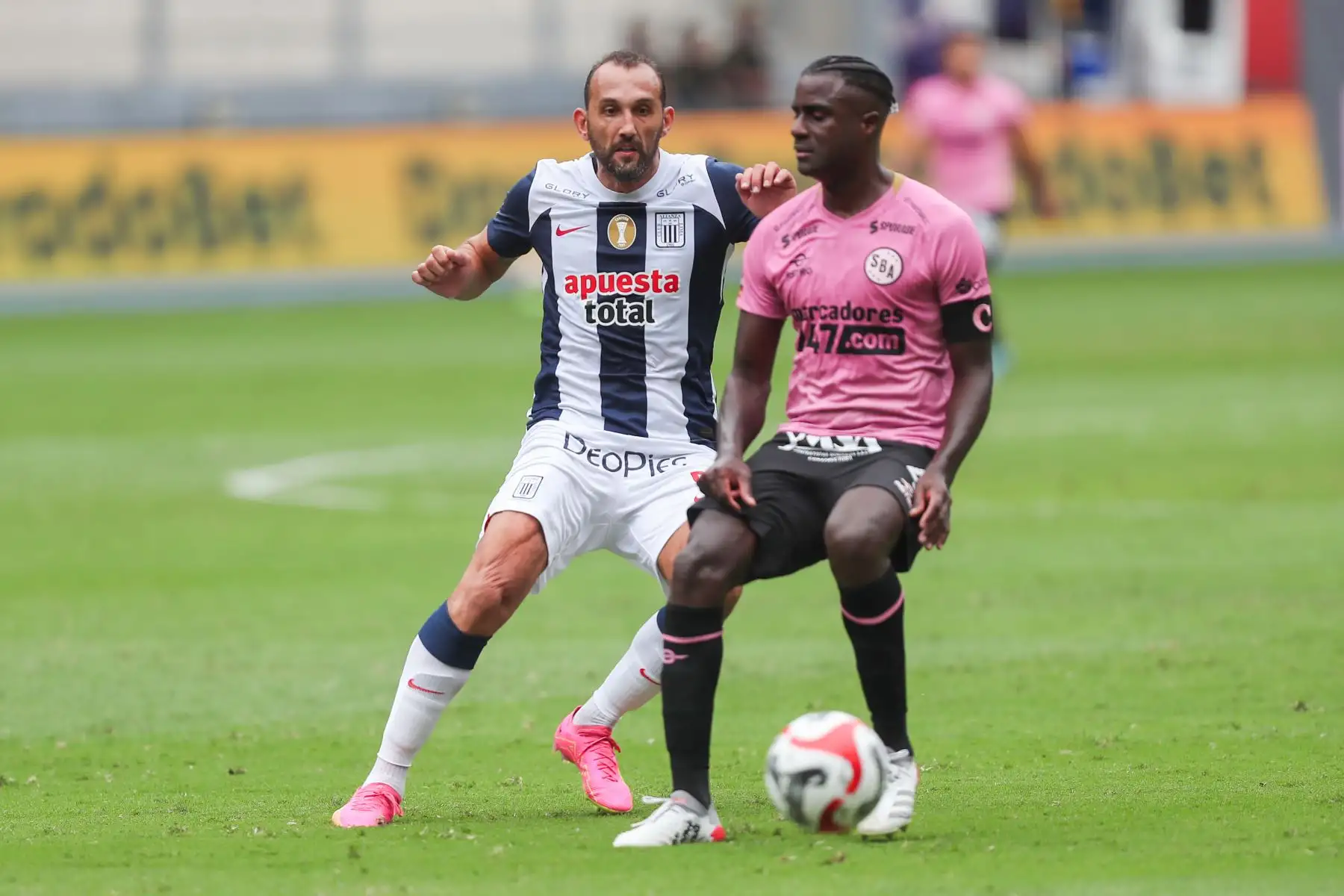 Christian Ramos, defensa del Sport Boys se enfrenta Hernán Barcos delantero del club Alianza Lima por la fecha 4 del Torneo Clausura 2023 en el estadio Nacional.
Foto: ANDINA/ Ricardo Cuba