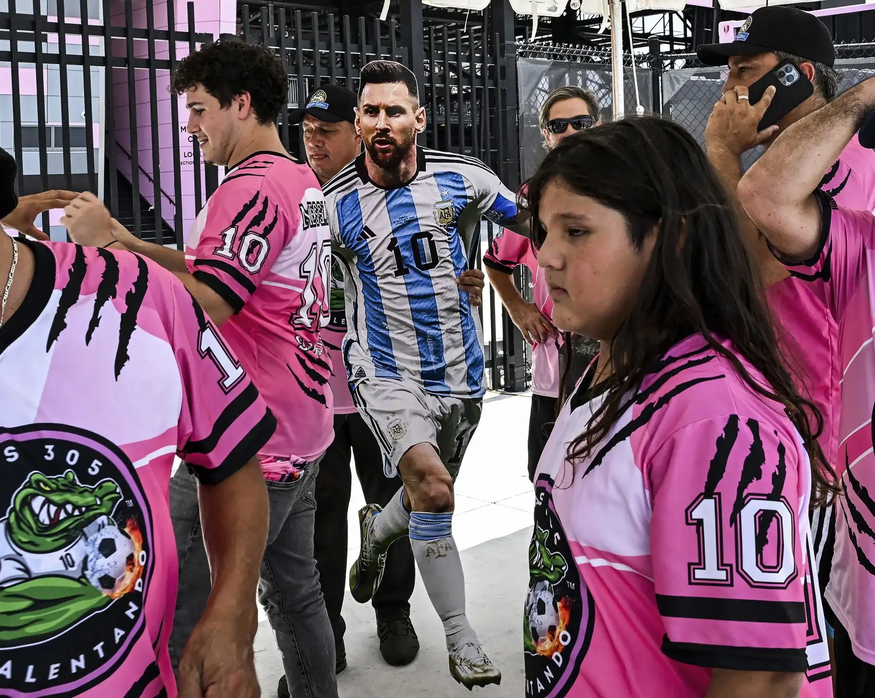 Los fanáticos del futbolista argentino Lionel Messi  esperan su llegada al estadio DRV PNK en Fort Lauderdale Florida, su debut en la Major League Soccer (MLS) con Inter Miami.  Messi ha firmado un contrato hasta 2025 con Inter Miami.
 Foto: Andina/ AFP