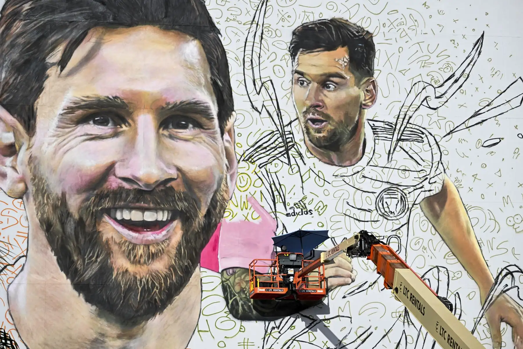 El artista argentino Maximiliano Bagnasco pinta un mural gigante de la estrella del fútbol internacional Lionel Messi en Wynwood, el distrito de arte de Miami, en Miami, Florida. Foto. ANDINA/AFP