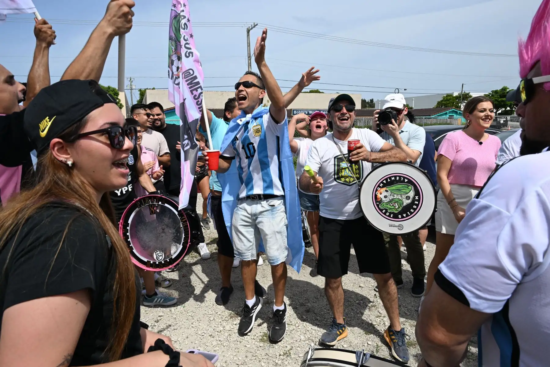 Los fanáticos aplauden afuera del estadio DRV PNK en Fort Lauderdale, Florida antes de la presentación de la estrella del fútbol argentino Lionel Messi como el jugador más nuevo del Inter Miami. Foto:ANDINA/ AFP