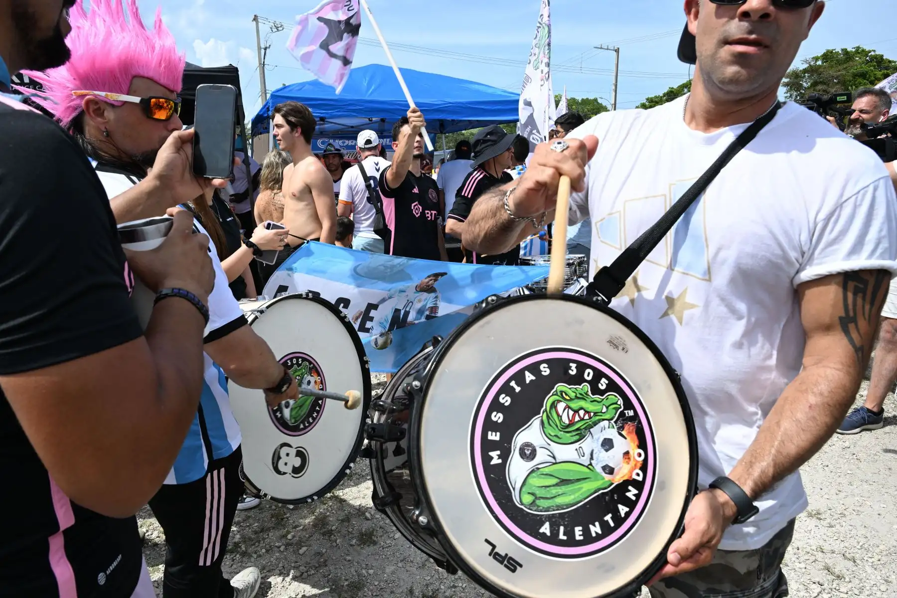 Los fanáticos se reúnen afuera del estadio DRV PNK en Fort Lauderdale, Florida, antes de la presentación de la estrella del fútbol argentino Lionel Messi como el jugador más nuevo del Inter Miami. Foto:ANDINA/ AFP