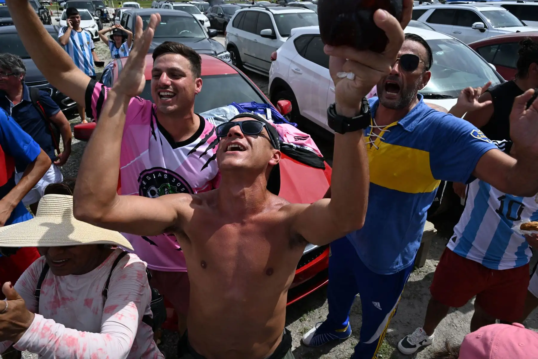 Los fanáticos aplauden afuera del estadio DRV PNK en Fort Lauderdale, Florida, antes de la presentación de la estrella del fútbol argentino Lionel Messi como el jugador más nuevo del Inter Miami. Foto:ANDINA/AFP