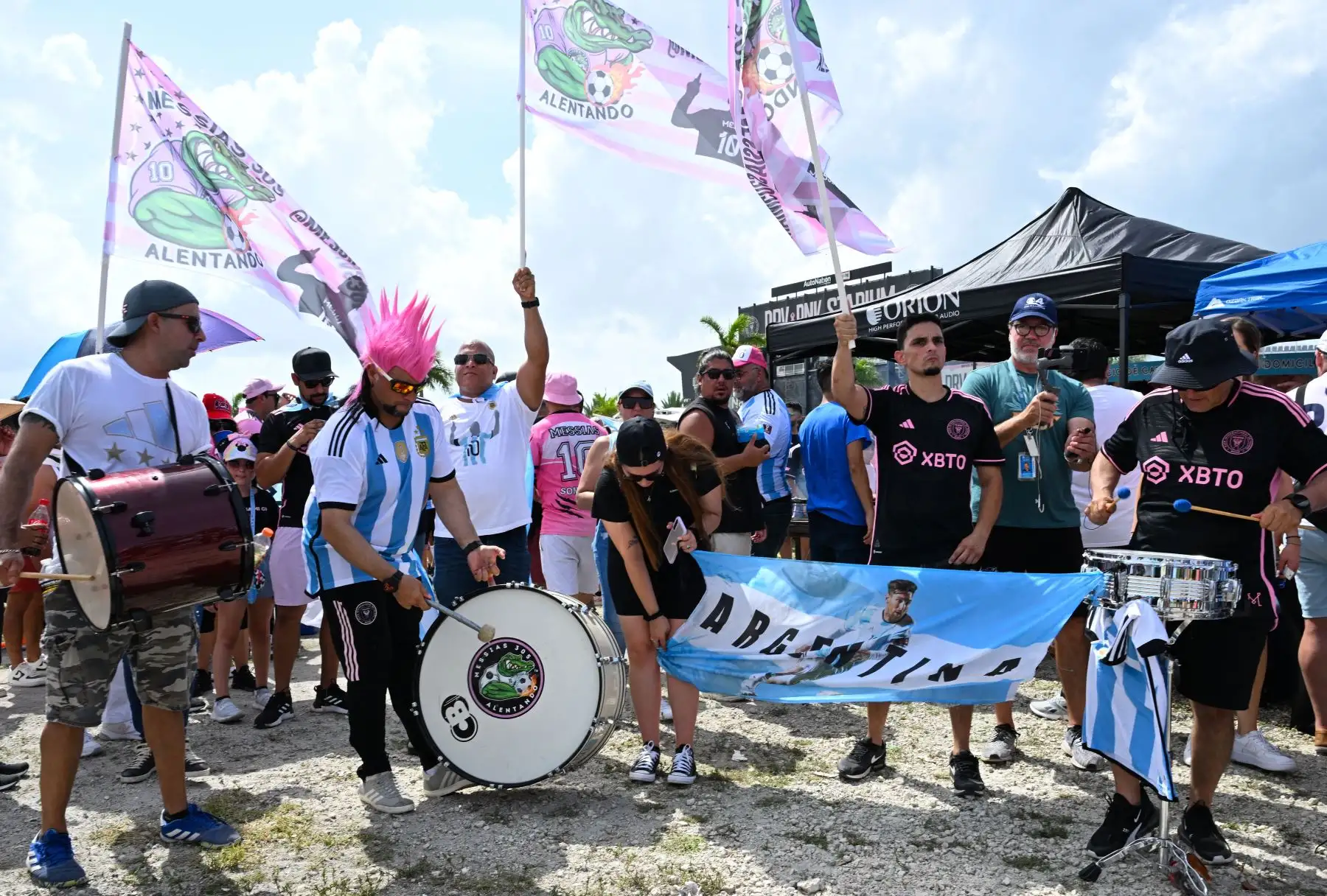 Los fanáticos se reúnen frente al estadio DRV PNK en Fort Lauderdale, Florida, cuando la estrella del fútbol argentino Lionel Messi es presentada como el jugador más nuevo del Inter Miami. Foto:ANDINA/AFP