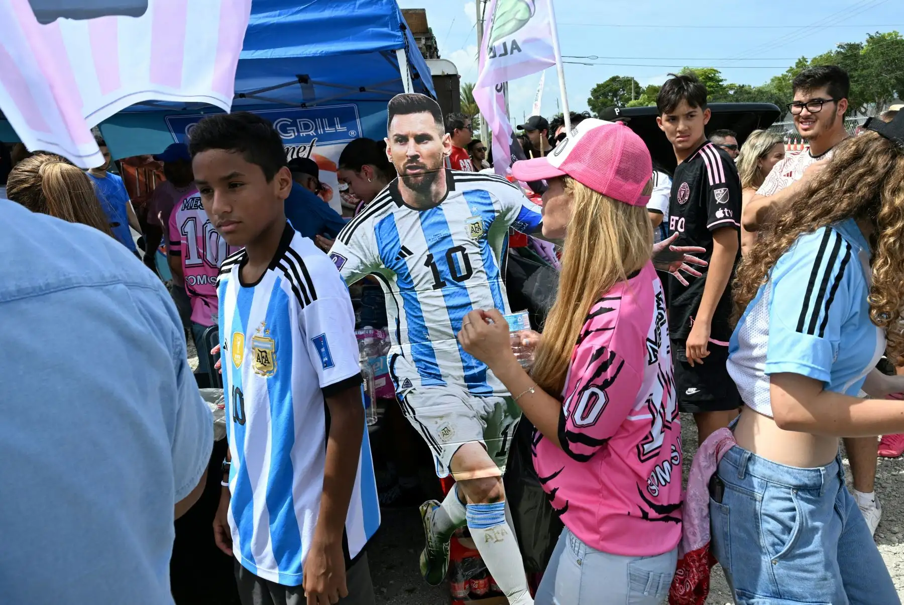 Los fanáticos se reúnen afuera del estadio DRV PNK en Fort Lauderdale, Florida,  antes de la presentación de la estrella del fútbol argentino Lionel Messi como el jugador más nuevo del Inter Miami. Foto:ANDINA/ AFP