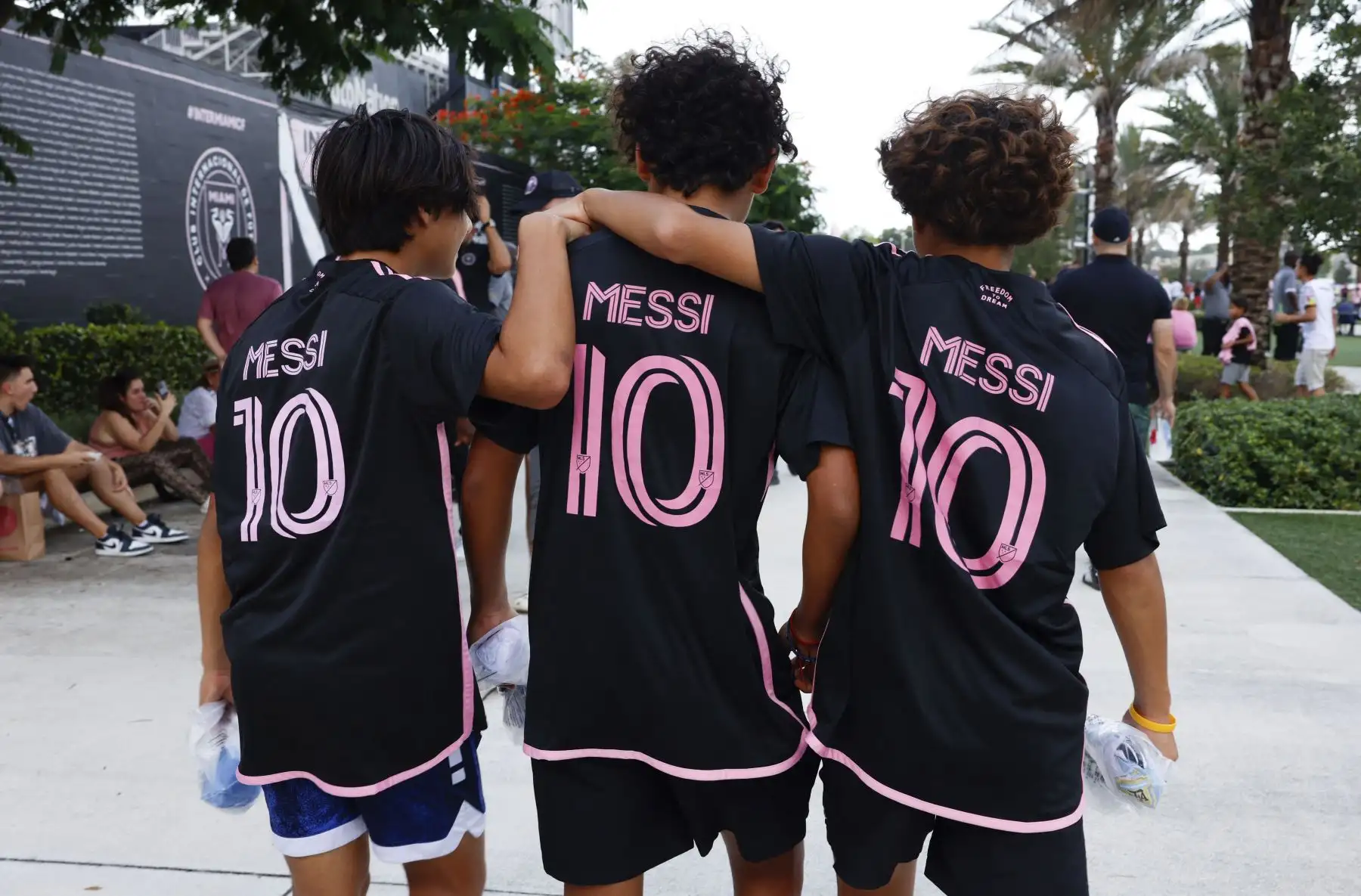 Aficionados con la camiseta número 10 de Messi se reúnen frente al estadio DRV PNK en Fort Lauderdale, Florida, mientras la estrella del fútbol argentino Lionel Messi es presentado como el nuevo jugador del Inter Miami. Foto:ANDINA/AFP