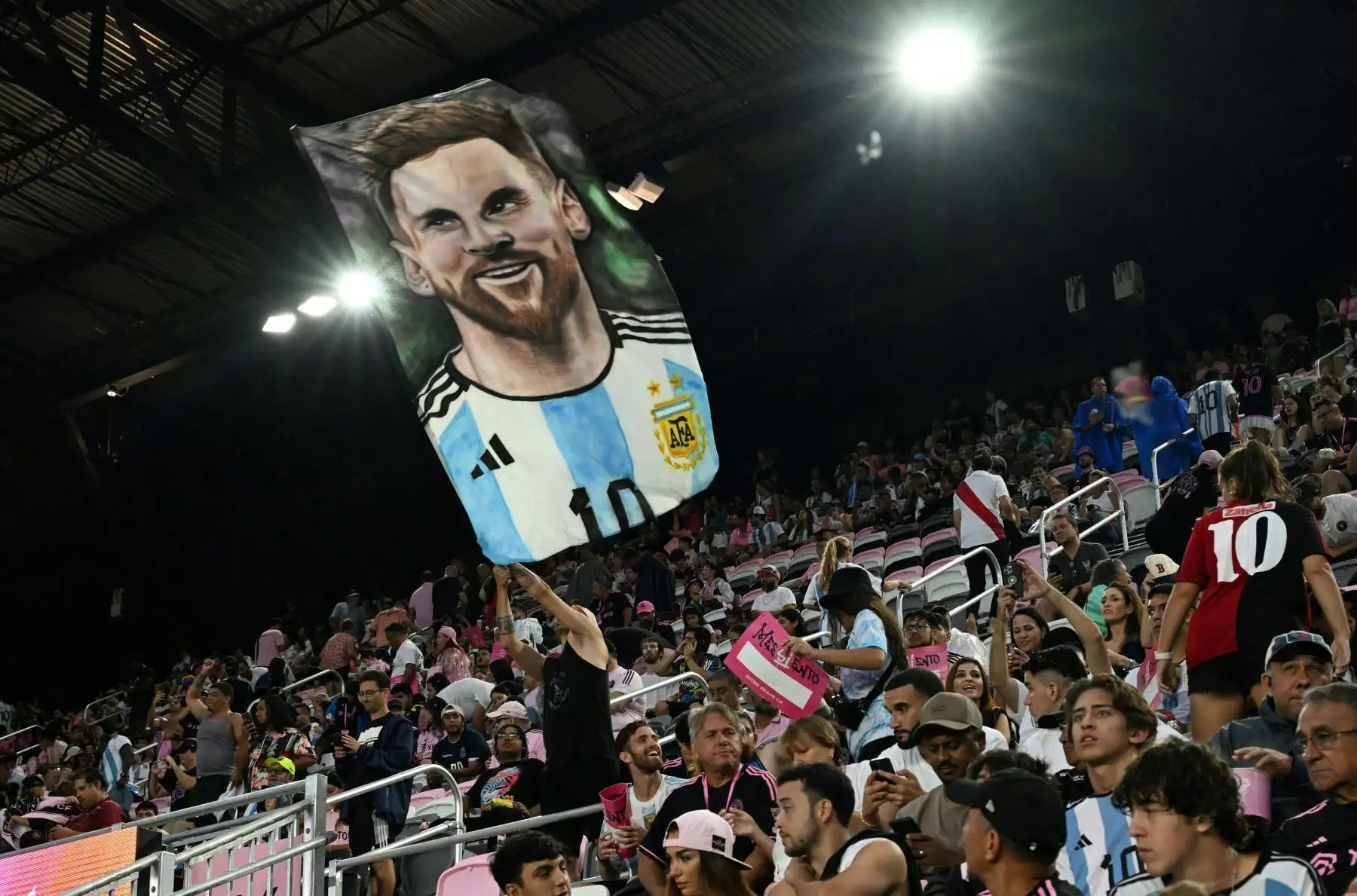 Lionel Messi llega al estadio DRV PNK antes de que Inter Miami CF reciba a "The Unveil" presentando a Lionel Messi el  en Fort Lauderdale, Florida.
Foto:ANDINA/ AFP