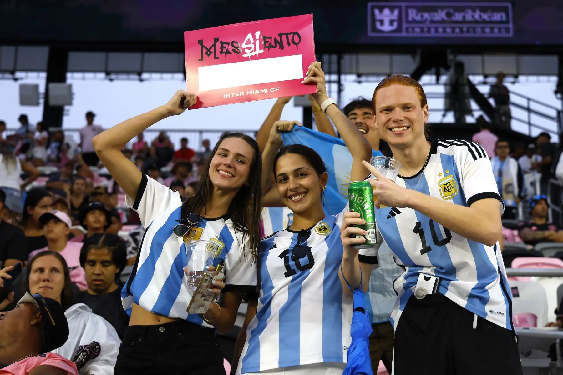 Los fanáticos posan antes de que Inter Miami CF reciba a "The Unveil" presentando a Lionel Messi en el DRV PNK Stadium  en Fort Lauderdale, Florida. Foto: ANDINA/AFP