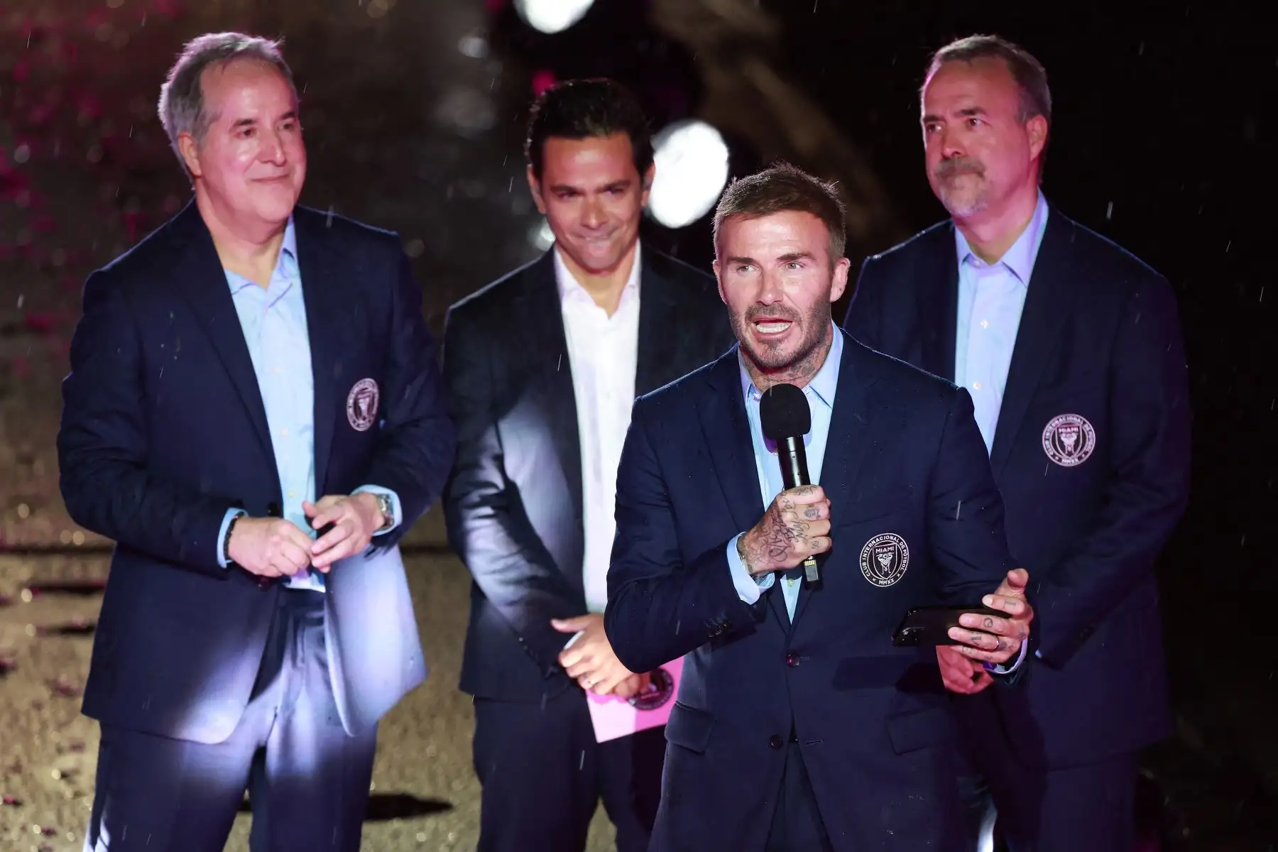 El copropietario David Beckham habla durante "The Unveil" presentando a Lionel Messi presentado por Inter Miami CF en el DRV PNK Stadium  en Fort Lauderdale, Florida. Foto:ANDINA/AFP