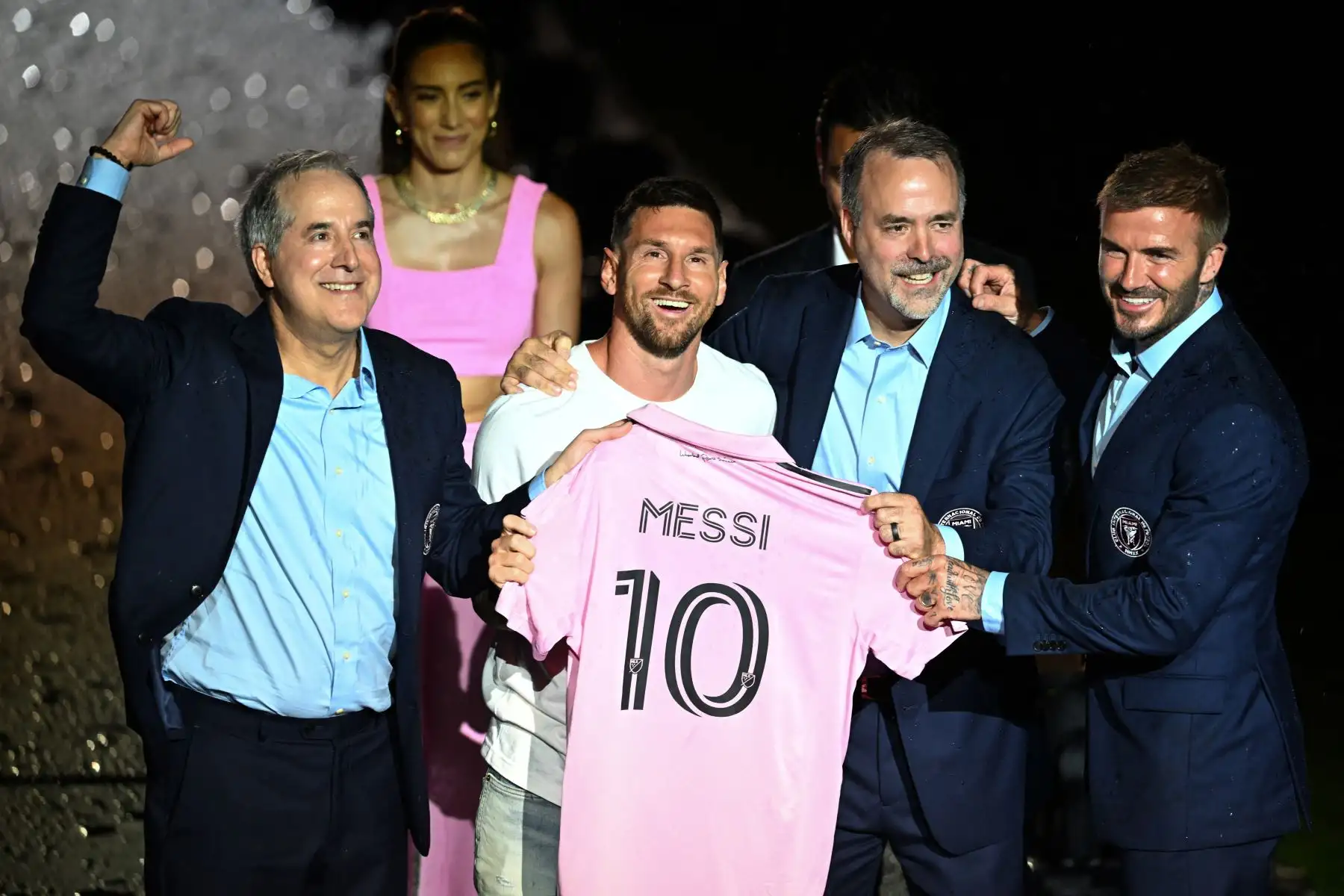 La estrella del fútbol argentino Lionel Messi es presentado por  los propietarios del Inter Miami CF David Beckham, José R. Mas y Jorge Mas como el jugador más nuevo del Inter Miami CF de la Major League Soccer, en el estadio DRV PNK de Fort Lauderdale. , Florida. Foto:ANDINA/ AFP
