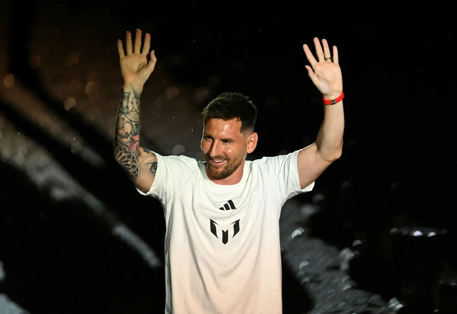 La estrella del fútbol argentino Lionel Messi saluda cuando es presentado como el jugador más nuevo del Inter Miami CF de la Major League Soccer, en el estadio DRV PNK en Fort Lauderdale, Florida. Foto:ANDINA/ AFP