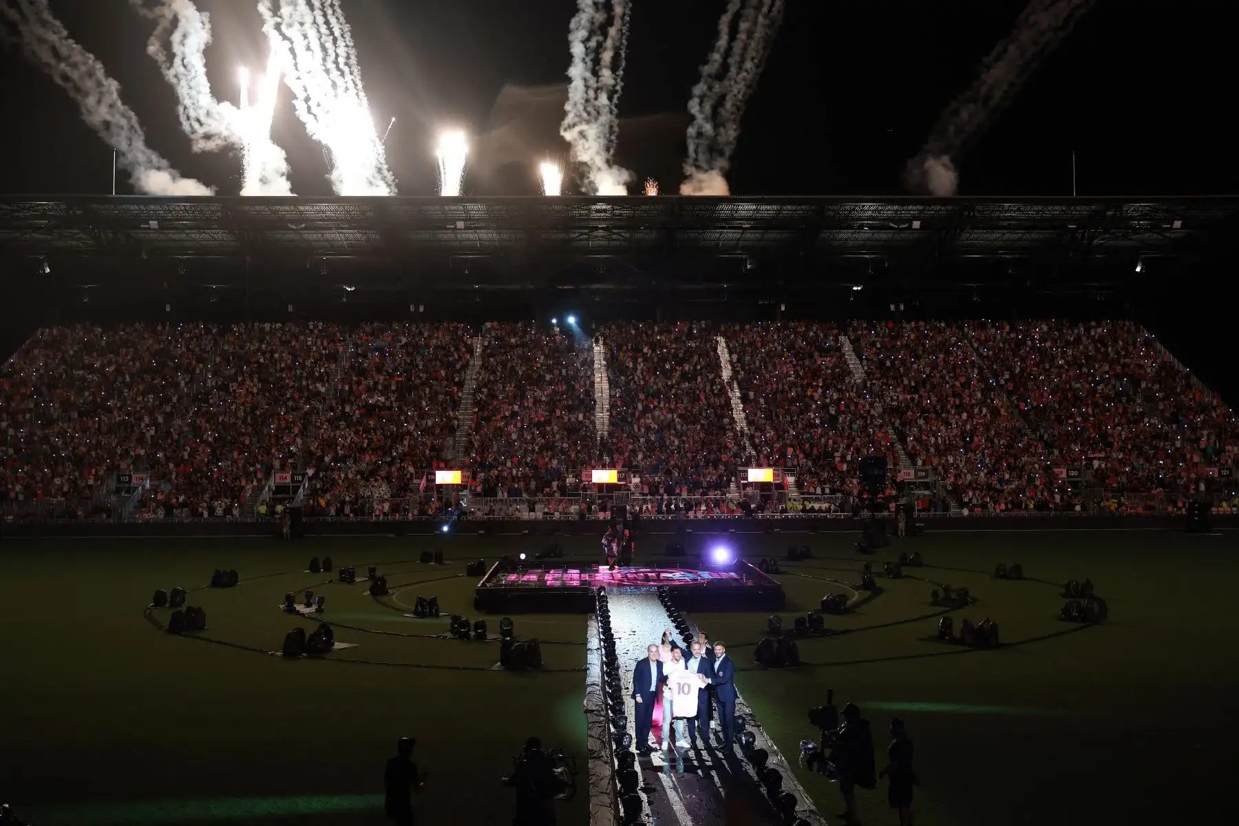 El propietario gerente Jorge Mas, Lionel Messi, el copropietario José Mas y el copropietario David Beckham posan durante "The Unveil" presentando a Lionel Messi presentado por Inter Miami CF en el DRV PNK Stadium  en Fort Lauderdale, Florida. Foto:ANDINA/AFP