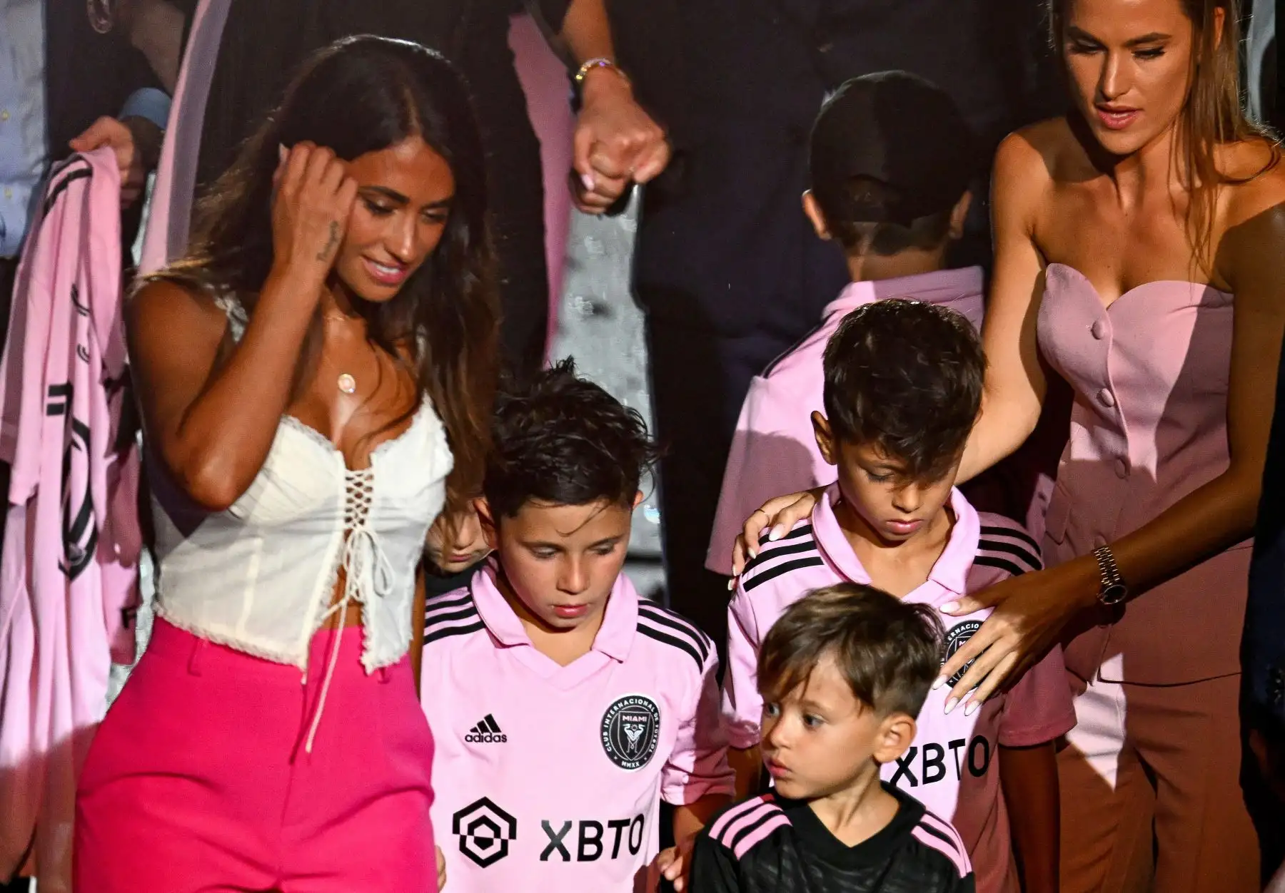 Antonella Roccuzzo  con los niños Thiago Messi, Mateo Messi Roccuzzo y Ciro Messi Roccuzzo asisten a la presentación de la estrella del fútbol argentino Lionel Messi como el jugador más nuevo del Inter Miami CF de Major League Soccer, en el estadio DRV PNK en Fort Lauderdale, Florida. Foto:ANDINA/ AFP