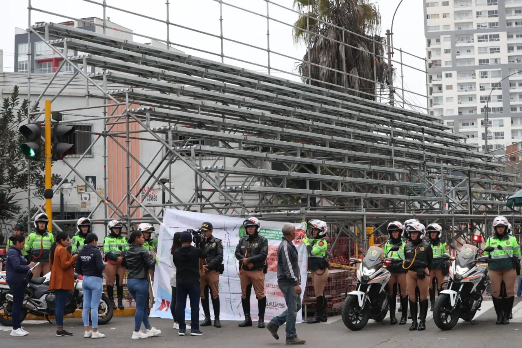 Policía Nacional del Perú, a través de la División de Tránsito y Seguridad Vial, brindará información a los usuarios de las vías y público en general, sobre los cierres de calles con motivo del desfile cívico patriótico en la Gran Parada Militar a realizarse en la Av. Brasil.
Foto: ANDINA/Daniel Bracamonte