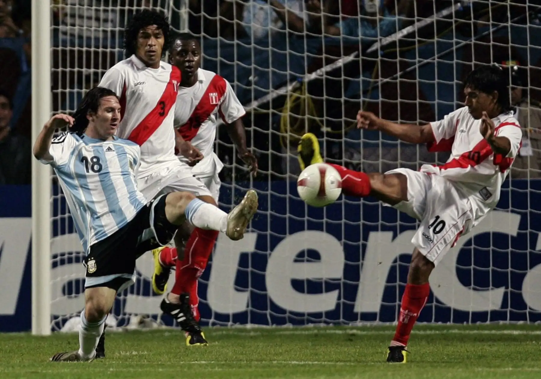 Lionel Messi compite por el balón con el mediocampista peruano Juan Carlos Mariño,  mientras Santiago Acasiete  y Edgar Villamarín observan, Perú y Argentina se enfretanron en cuartos de final de la Copa América-Venezuela 2007 en el estadio Metropolitano, el 8 de julio 2007, en Barquisimeto, Venezuela. Foto: AFP