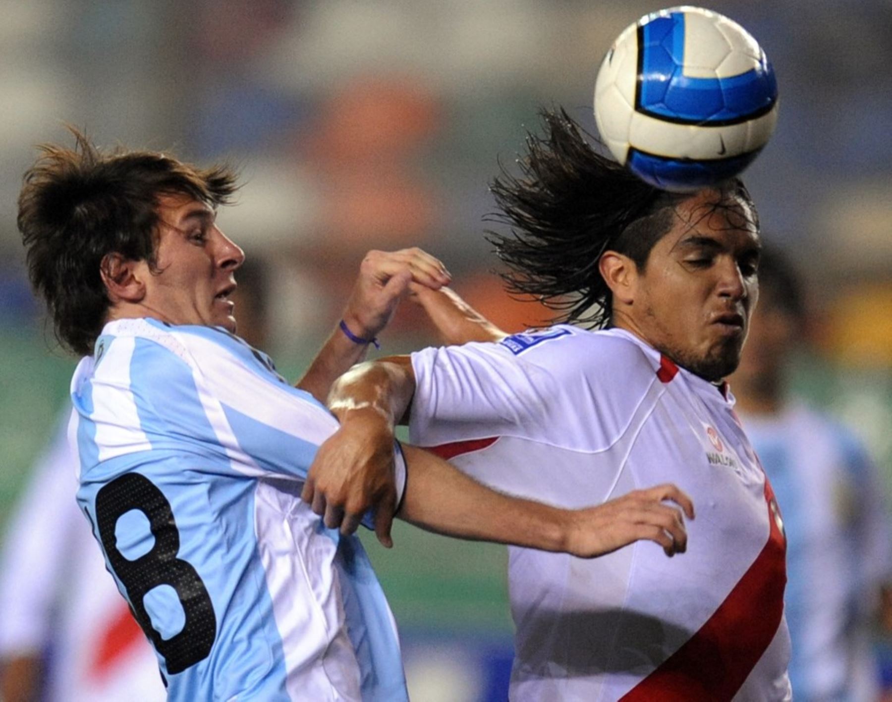 Juan Manuel Vargas de Perú compite por el balón con Lionel Messi durante su partido de fútbol clasificatorio para la Copa Mundial de la FIFA Sudáfrica-2010 en el estadio Monumental de Lima el 10 de septiembre de 2008. Foto: AFP