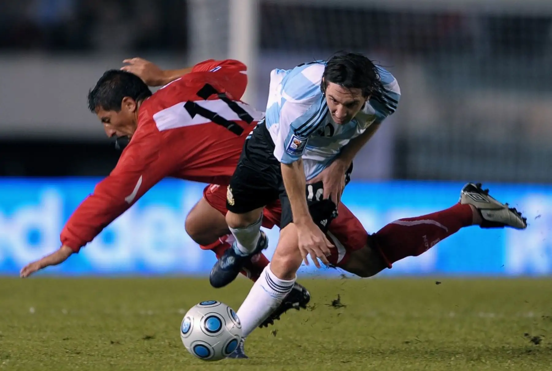 El futbolista argentino Lionel Messi compite por el balón con el futbolista peruano Johan Fano durante su partido de fútbol clasificatorio para la Copa Mundial de la FIFA Sudáfrica-2010 en el estadio Monumental de Buenos Aires, Argentina, el 10 de octubre de 2009. Foto: AFP