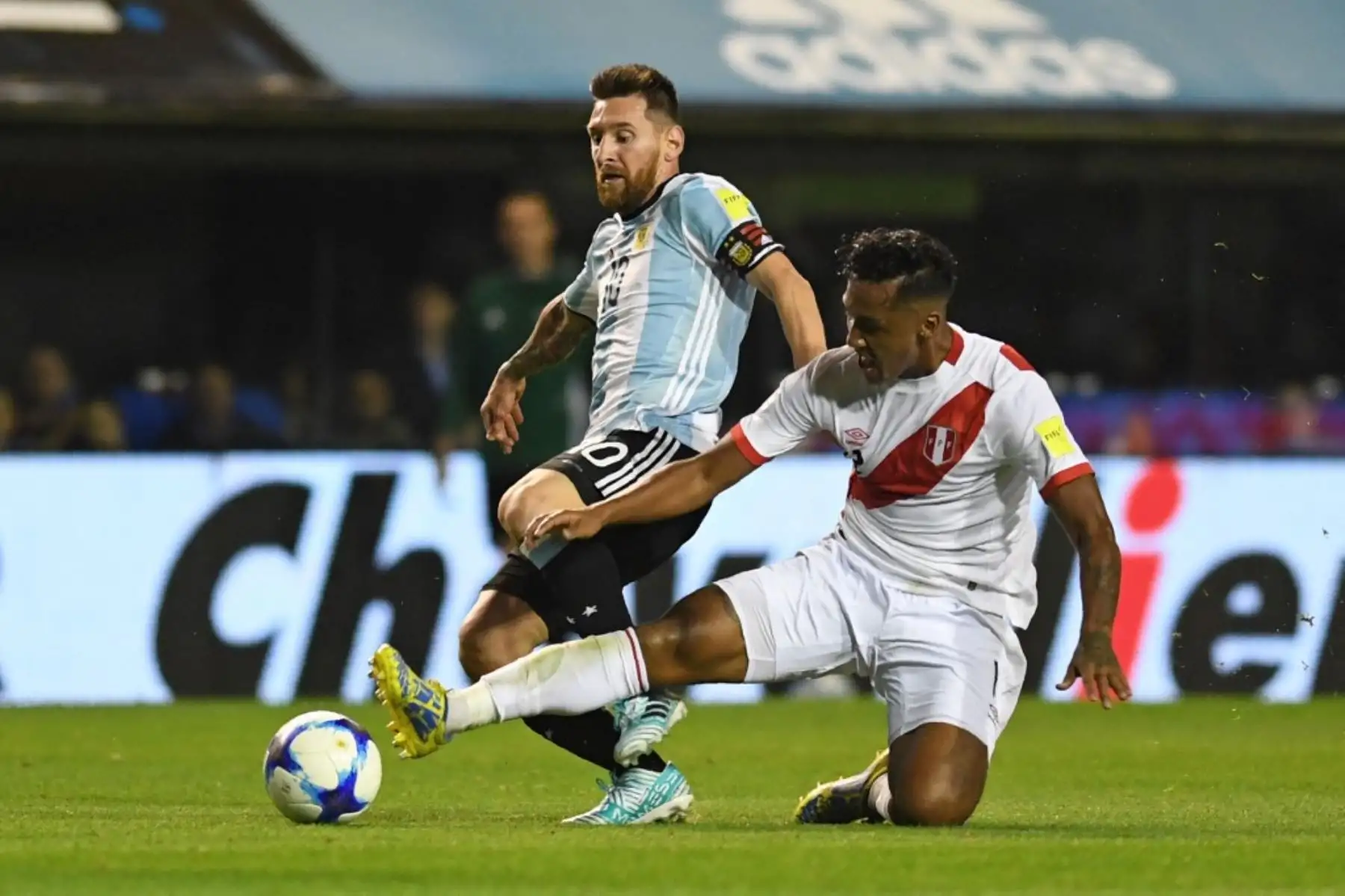 Renato Tapia de Perú y Lionel Messi de Argentina compiten por el balón durante su partido de fútbol clasificatorio para la Copa Mundial 2018 en Buenos Aires el 5 de octubre de 2017. Foto: AFP