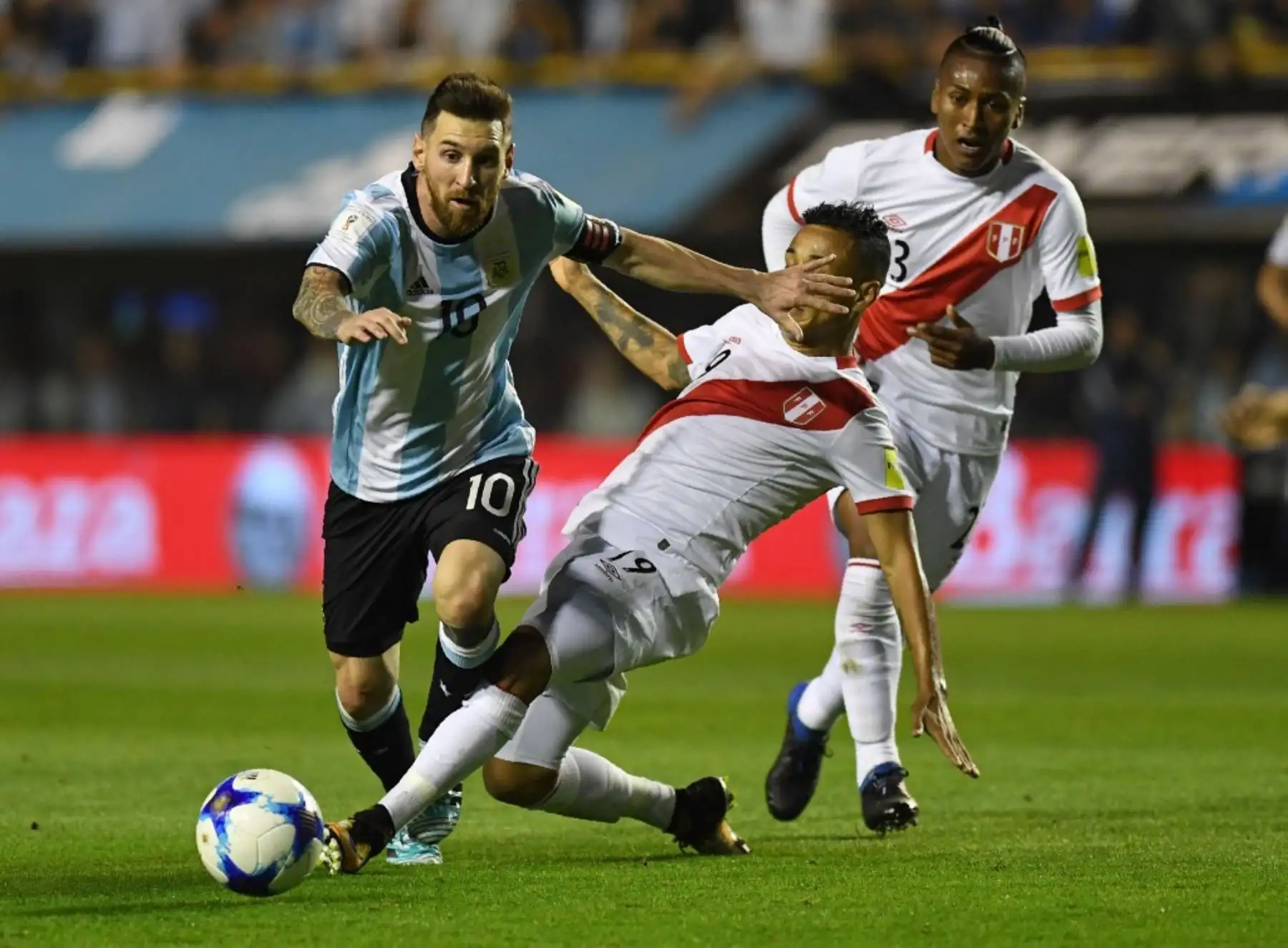 El argentino Lionel Messi y el peruano Yoshimar Yotún compiten por el balón durante su partido de fútbol clasificatorio para la Copa Mundial 2018 en Buenos Aires el 5 de octubre de 2017. Foto: AFP