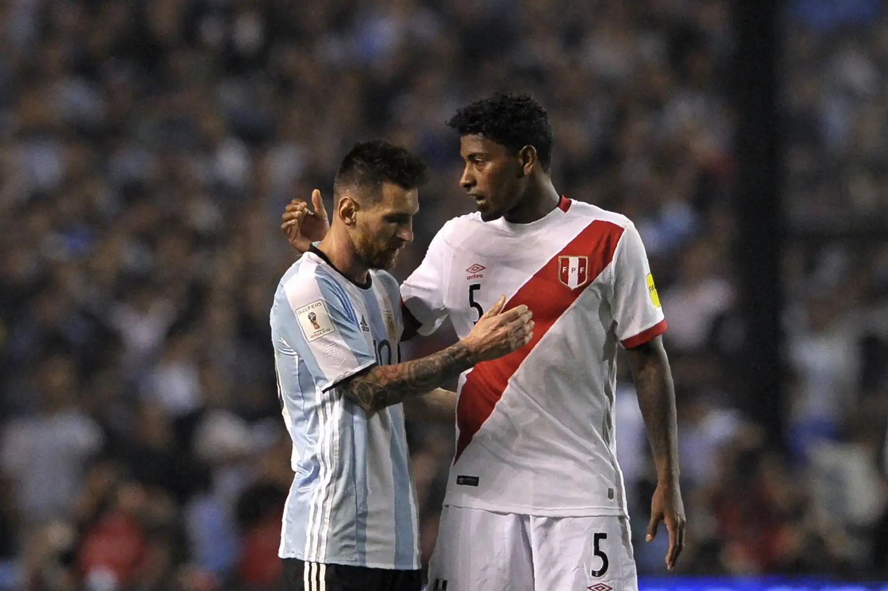 Lionel Messi de Argentina y Miguel Araujo de Perú se saludan al final de su partido de fútbol clasificatorio para la Copa Mundial 2018  en Buenos Aires el 5 de octubre de 2017.Foto: AFP