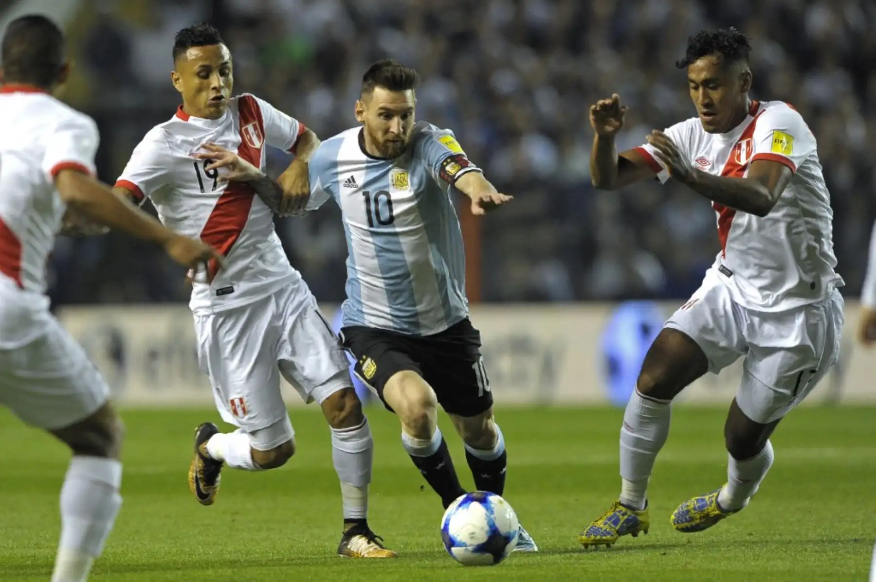 Lionel Messi  de Argentina es marcado por Renato Tapia  y Yoshimar Yotún de Perú durante el partido de fútbol clasificatorio para la Copa Mundial 2018 en Buenos Aires el 5 de octubre de 2017. Foto: AFP