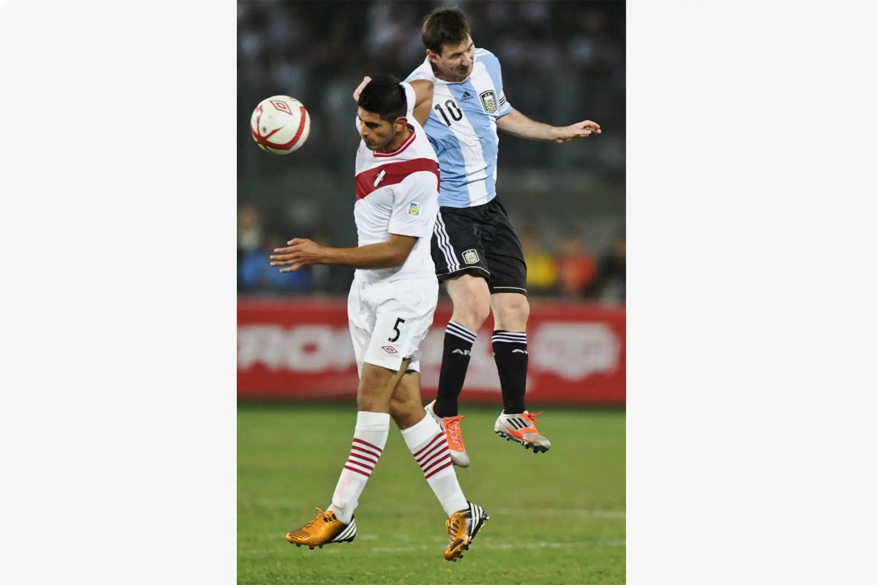 El delantero argentino Lionel Messi es marcado por el defensor peruano Carlos Zambrano durante el partido clasificatorio para la Copa Mundial Brasil 2014 en el Estadio Nacional de Lima el 11 de septiembre de 2012. Foto: AFP
